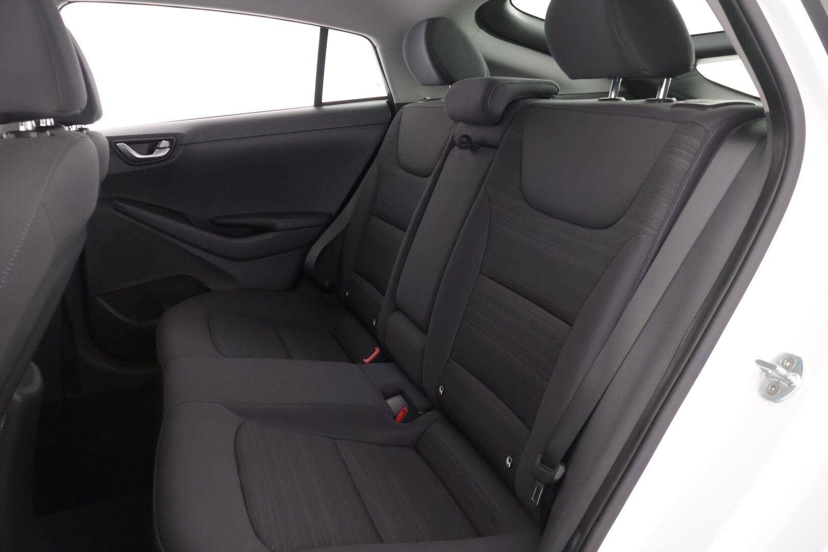 Hyundai IONIQ hybrid 2017 DCT Comfort ** 2.om Suomi-auto / Juuri katsastettu! / Kamera / Lohko+sisä / Adapt.vakkari / Infinity / Ratinlämmitys ** - Kahdet renkaat Hyundain alkuperäisillä vanteilla! Infinity Audio, hyvät ajoavustimet sekä lämmitysvarusteet!