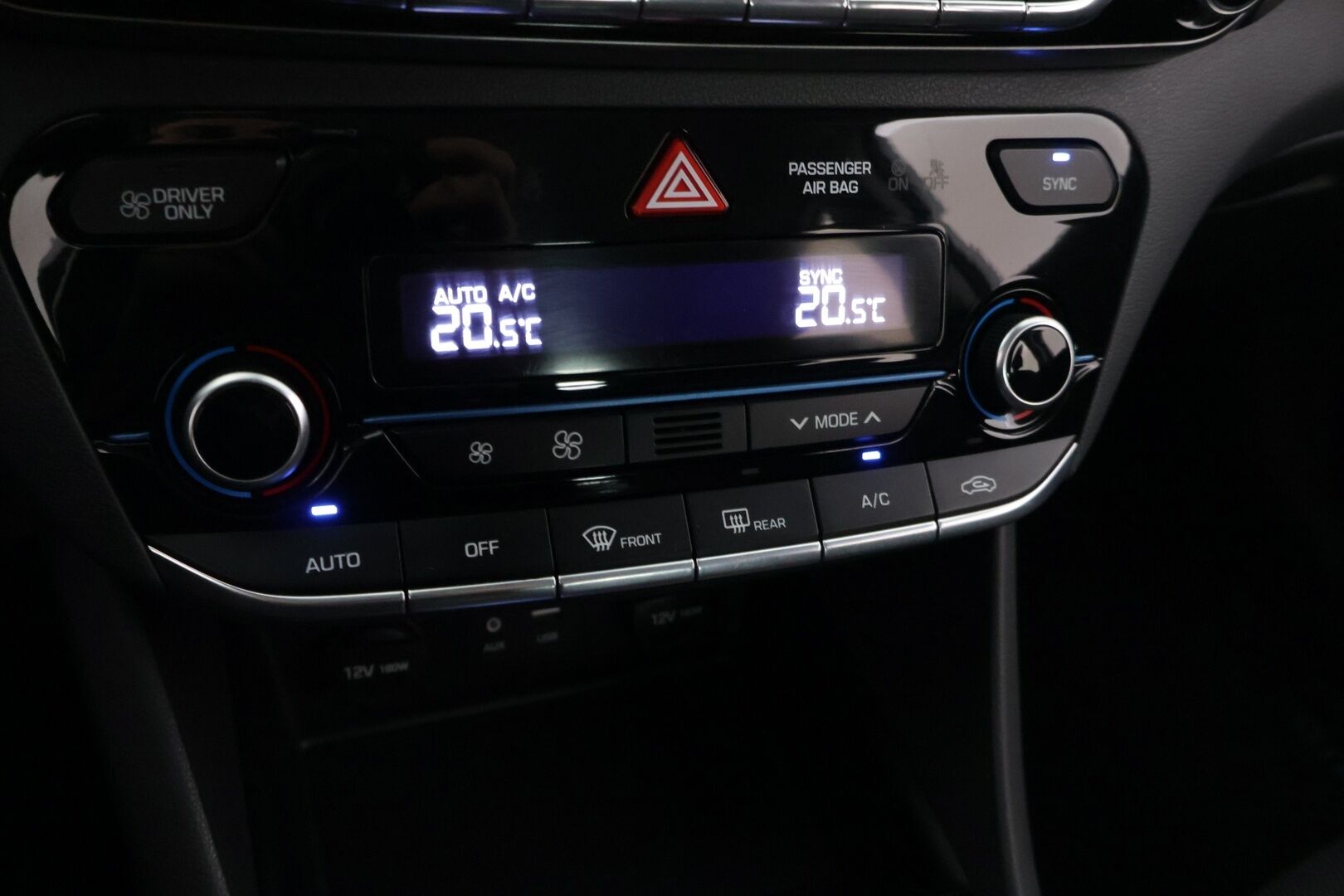 Hyundai IONIQ hybrid 2017 DCT Comfort ** 2.om Suomi-auto / Juuri katsastettu! / Kamera / Lohko+sisä / Adapt.vakkari / Infinity / Ratinlämmitys ** - Kahdet renkaat Hyundain alkuperäisillä vanteilla! Infinity Audio, hyvät ajoavustimet sekä lämmitysvarusteet!