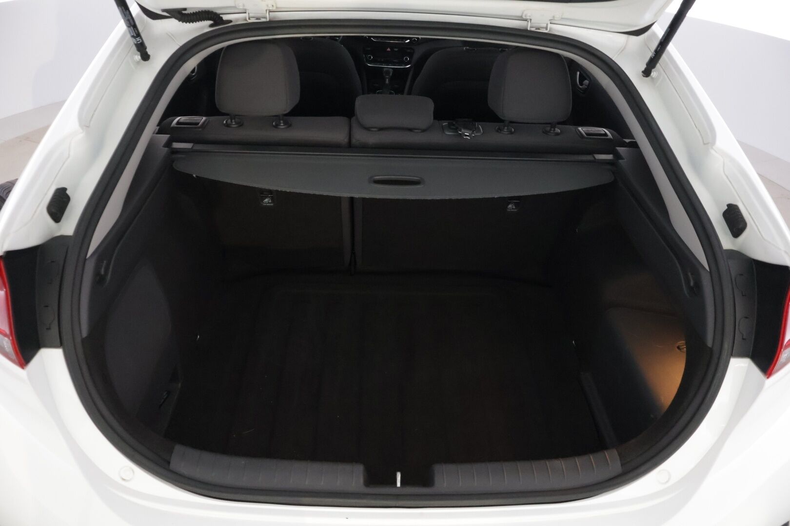 Hyundai IONIQ hybrid 2017 DCT Comfort ** 2.om Suomi-auto / Juuri katsastettu! / Kamera / Lohko+sisä / Adapt.vakkari / Infinity / Ratinlämmitys ** - Kahdet renkaat Hyundain alkuperäisillä vanteilla! Infinity Audio, hyvät ajoavustimet sekä lämmitysvarusteet!