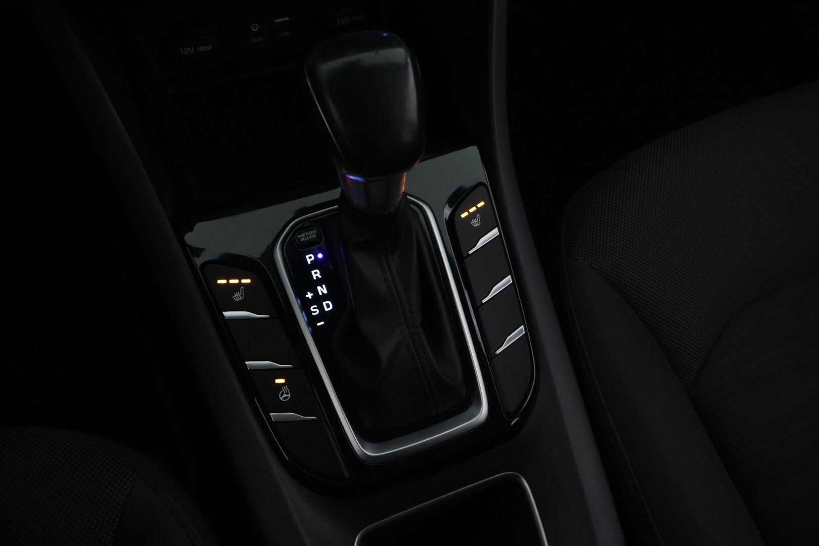 Hyundai IONIQ hybrid 2017 DCT Comfort ** 2.om Suomi-auto / Juuri katsastettu! / Kamera / Lohko+sisä / Adapt.vakkari / Infinity / Ratinlämmitys ** - Kahdet renkaat Hyundain alkuperäisillä vanteilla! Infinity Audio, hyvät ajoavustimet sekä lämmitysvarusteet!