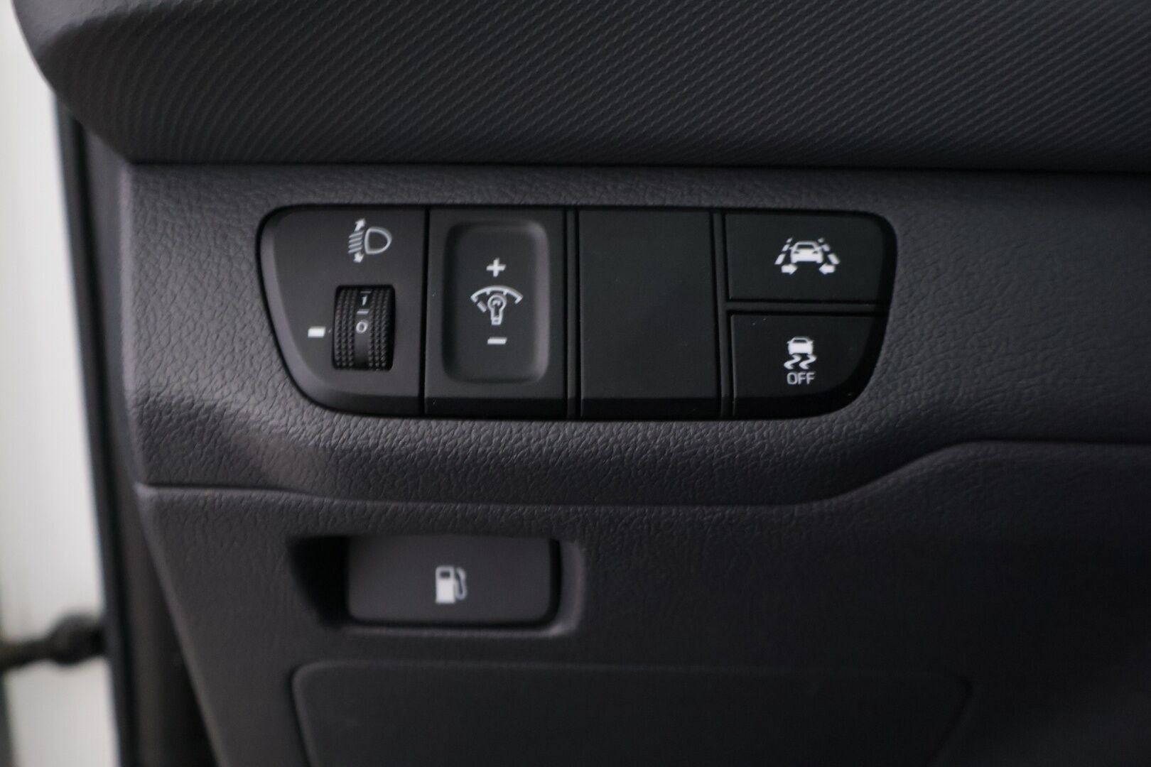 Hyundai IONIQ hybrid 2017 DCT Comfort ** 2.om Suomi-auto / Juuri katsastettu! / Kamera / Lohko+sisä / Adapt.vakkari / Infinity / Ratinlämmitys ** - Kahdet renkaat Hyundain alkuperäisillä vanteilla! Infinity Audio, hyvät ajoavustimet sekä lämmitysvarusteet!