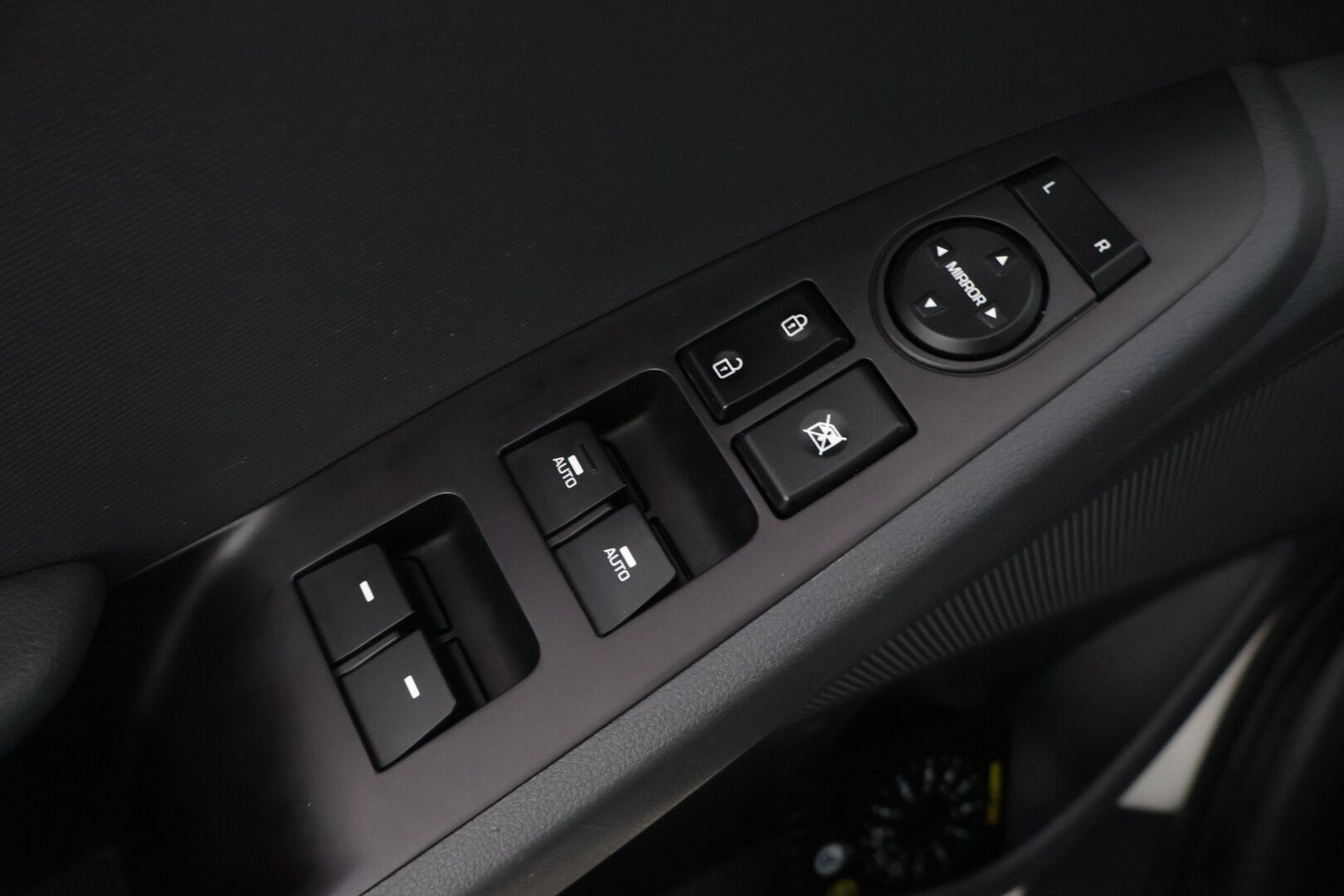 Hyundai IONIQ hybrid 2017 DCT Comfort ** 2.om Suomi-auto / Juuri katsastettu! / Kamera / Lohko+sisä / Adapt.vakkari / Infinity / Ratinlämmitys ** - Kahdet renkaat Hyundain alkuperäisillä vanteilla! Infinity Audio, hyvät ajoavustimet sekä lämmitysvarusteet!