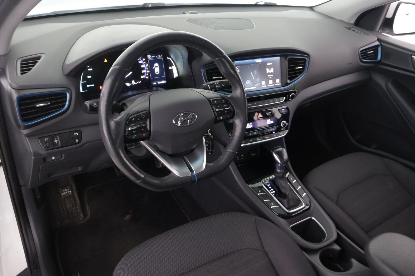 Hyundai IONIQ hybrid 2017 DCT Comfort ** 2.om Suomi-auto / Juuri katsastettu! / Kamera / Lohko+sisä / Adapt.vakkari / Infinity / Ratinlämmitys ** - Kahdet renkaat Hyundain alkuperäisillä vanteilla! Infinity Audio, hyvät ajoavustimet sekä lämmitysvarusteet!