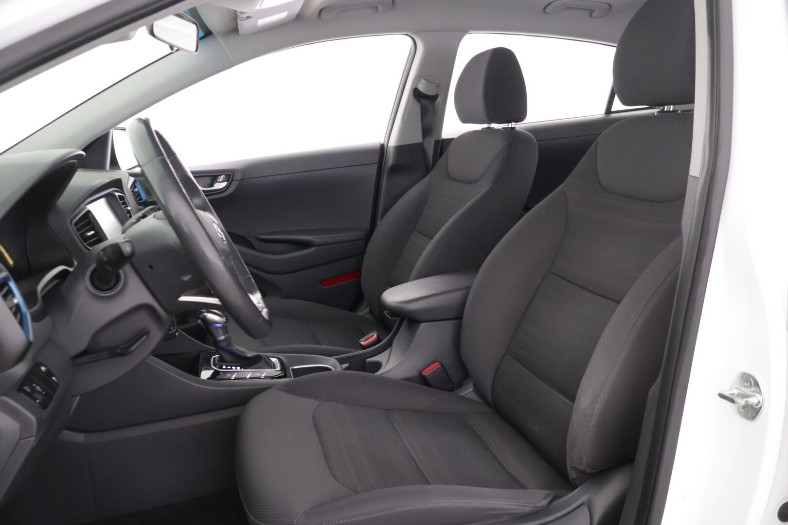 Hyundai IONIQ hybrid 2017 DCT Comfort ** 2.om Suomi-auto / Juuri katsastettu! / Kamera / Lohko+sisä / Adapt.vakkari / Infinity / Ratinlämmitys ** - Kahdet renkaat Hyundain alkuperäisillä vanteilla! Infinity Audio, hyvät ajoavustimet sekä lämmitysvarusteet!