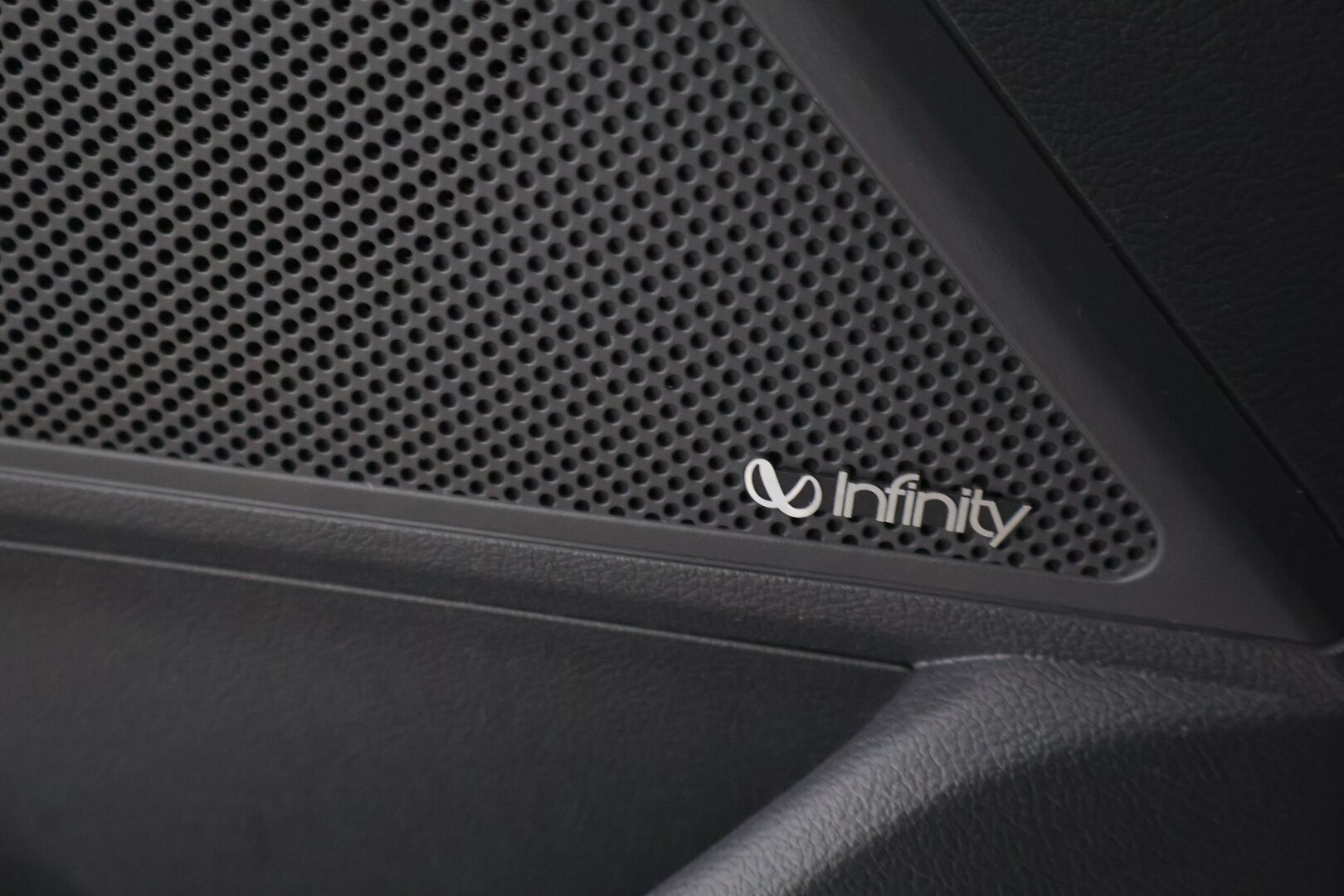 Hyundai IONIQ hybrid 2017 DCT Comfort ** 2.om Suomi-auto / Juuri katsastettu! / Kamera / Lohko+sisä / Adapt.vakkari / Infinity / Ratinlämmitys ** - Kahdet renkaat Hyundain alkuperäisillä vanteilla! Infinity Audio, hyvät ajoavustimet sekä lämmitysvarusteet!