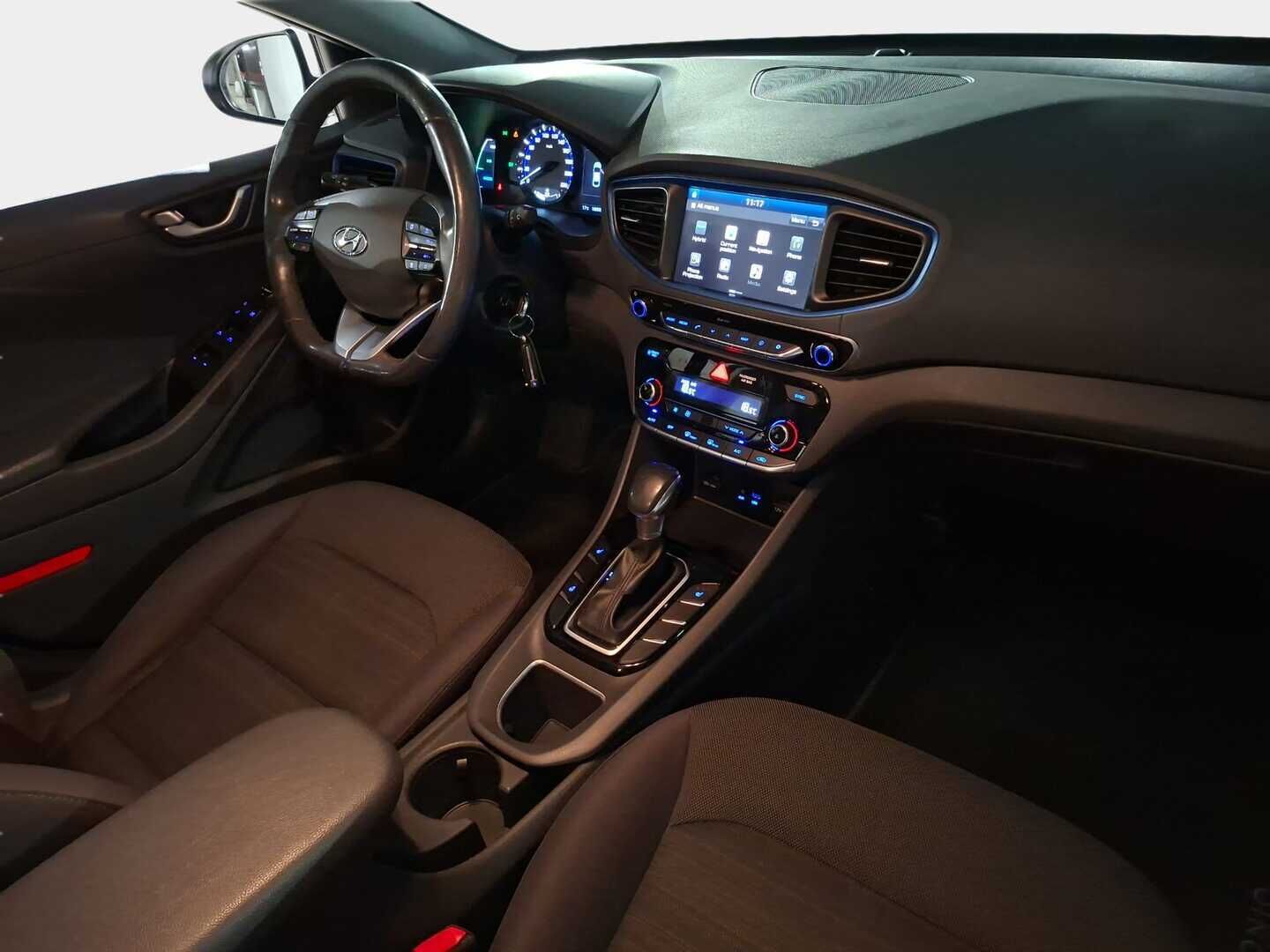 Hyundai IONIQ hybrid 2017 DCT Comfort ** 2.om Suomi-auto / P.kamera / Lohko+sisäp / Adapt.vakkari / Infinity audio / Carplay / Ratinlämmitys ** - Kahdet renkaat Hyundain alkuperäisillä vanteilla! Infinity Audio, hyvät ajoavustimet sekä lämmitysvarusteet!