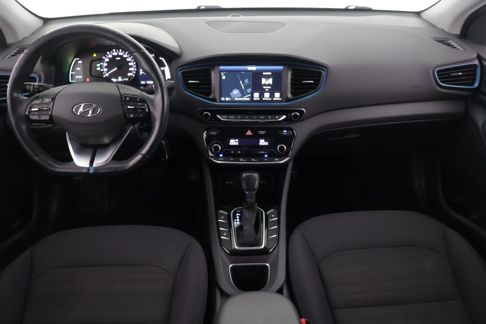 Hyundai IONIQ hybrid 2017 DCT Comfort ** 2.om Suomi-auto / Juuri katsastettu! / Kamera / Lohko+sisä / Adapt.vakkari / Infinity / Ratinlämmitys ** - Kahdet renkaat Hyundain alkuperäisillä vanteilla! Infinity Audio, hyvät ajoavustimet sekä lämmitysvarusteet!