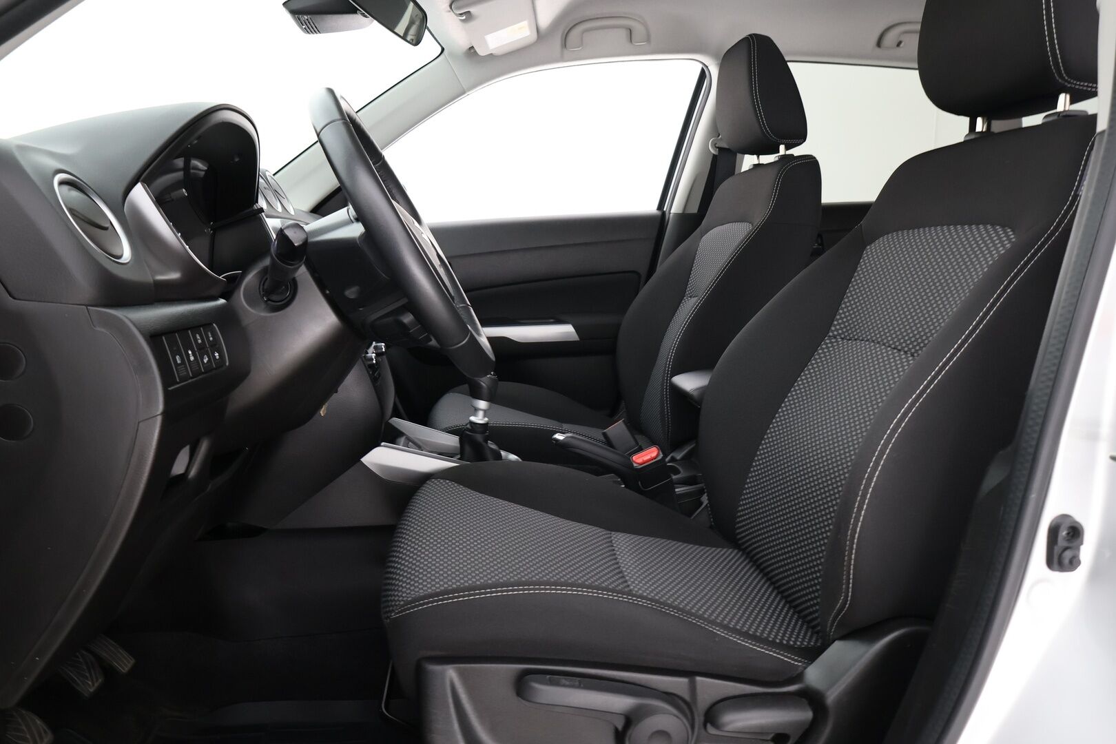 Suzuki Vitara 2021 1,4 BOOSTERJET 4WD GL+ 6MT HYBRID / 1-om. Suomi-auto / Lohko+sisäp. / Adapt.Vakkari / Peruutuskamera / Apple&Android / LED-Valot / Katveavustin / - Loisto neliveto / Kattava varustus / Särmästi pidetty!