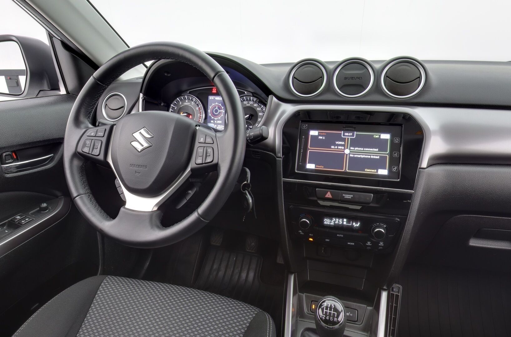 Suzuki Vitara 2021 1,4 BOOSTERJET 4WD GL+ 6MT HYBRID / 1-om. Suomi-auto / ACC / Lohko+sisäp. / P.kamera / Apple&Android / LED-Valot * - Loisto neliveto / Kattava varustus / Särmästi pidetty! - HULLUT AVAJAISHULINAT KORKOTARJOUS 3,29 %