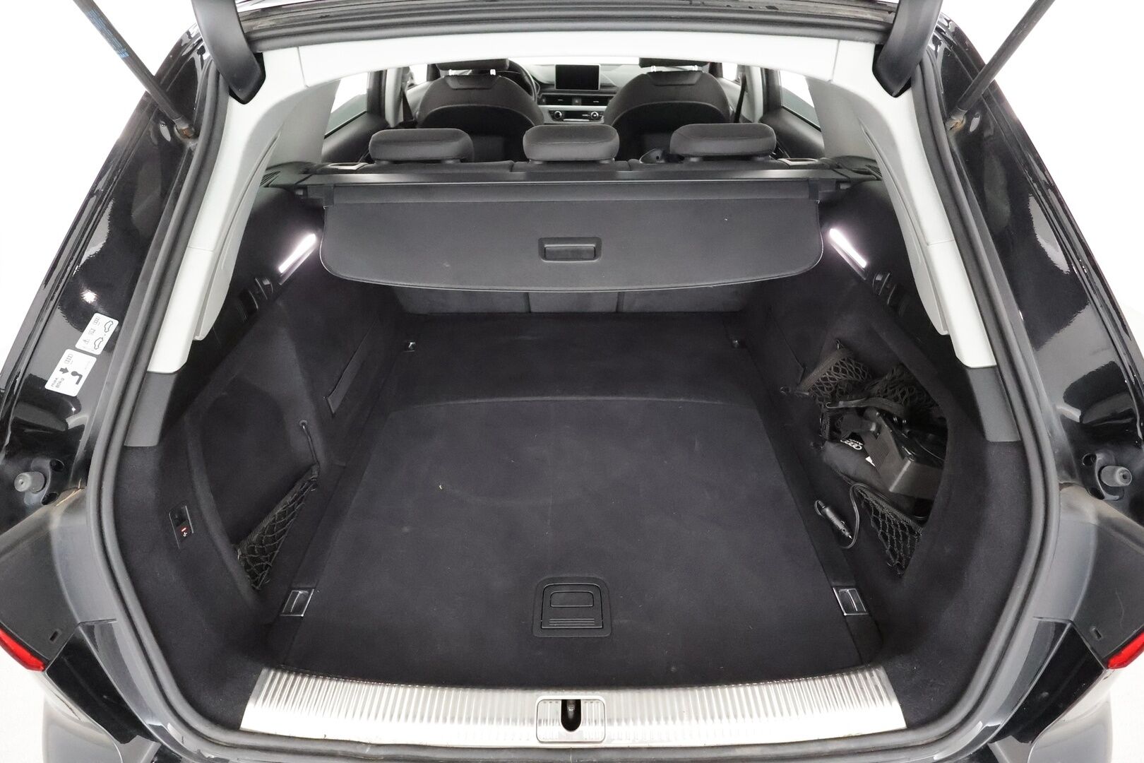 Audi A4 allroad quattro 2017 Land of quattro Edition 2,0 TDI 140 kW quattro S tronic * ACC / Koukku / Webasto / Matrix LED / Navi / Sähköpenkit * - Suomi-auto / Kahdet renkaat aluvanteilla - HULLUT AVAJAISHULINAT KORKOTARJOUS 3,29 %