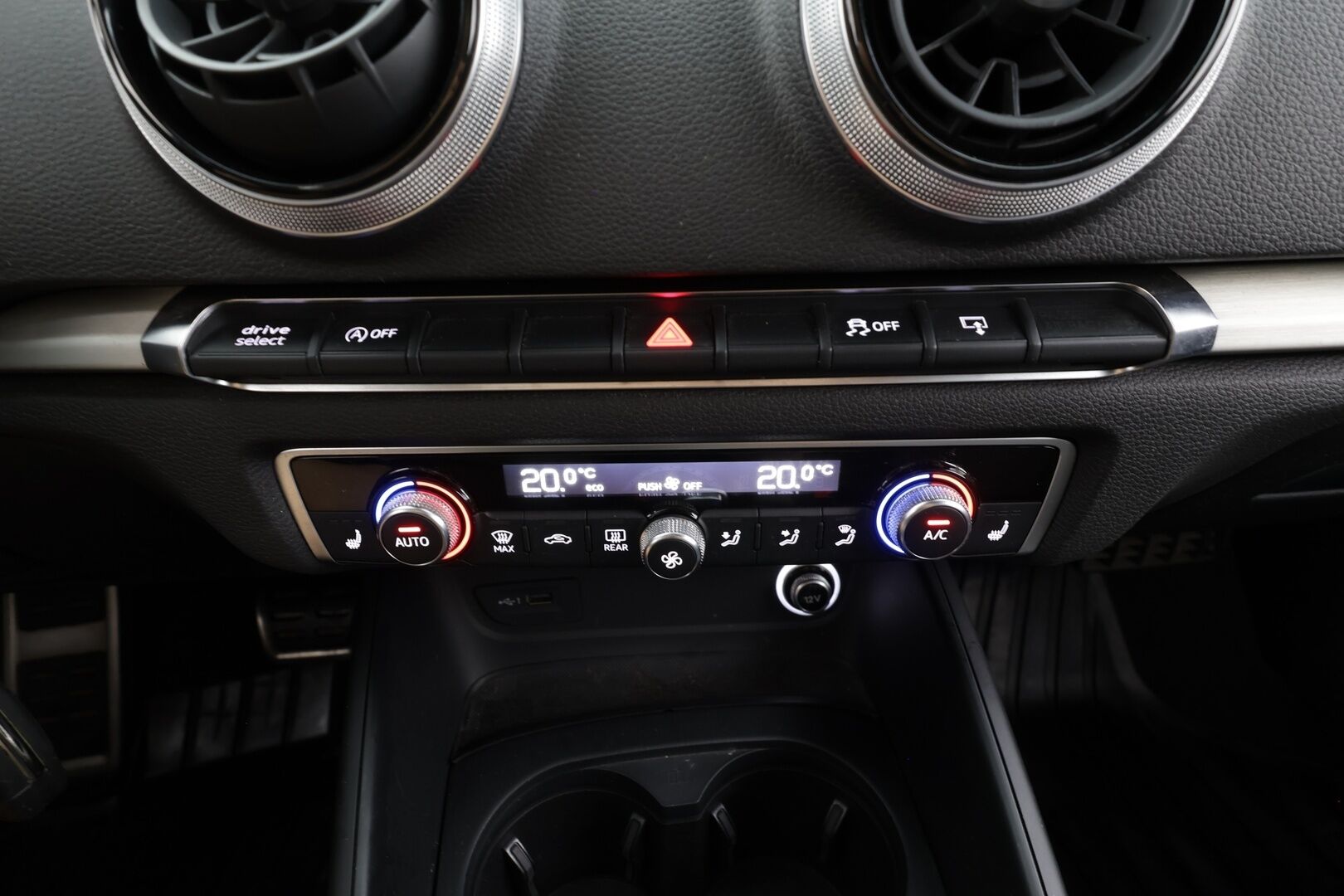 Audi A3 2017 Sportback S line Land of quattro Edition 2,0 TFSI 140 kW quattro S tronic - | 2x S-line | Matrix-LED | Puolinahat | Sporttipenkit | Audi Sound System | Apple & Android | Lohko+sisälämmitin | Vakkari | 2x renkaat aluin | 