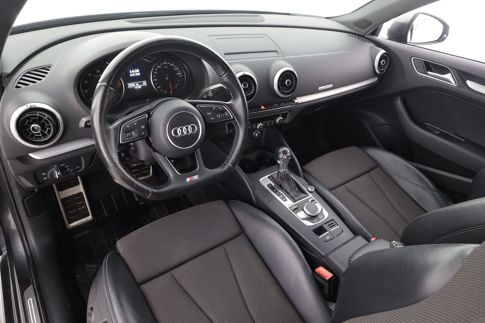 Audi A3 2017 Sportback S line Land of quattro Edition 2,0 TFSI 140 kW quattro S tronic - | 2x S-line | Matrix-LED | Puolinahat | Sporttipenkit | Audi Sound System | Apple & Android | Lohko+sisälämmitin | Vakkari | 2x renkaat aluin | 