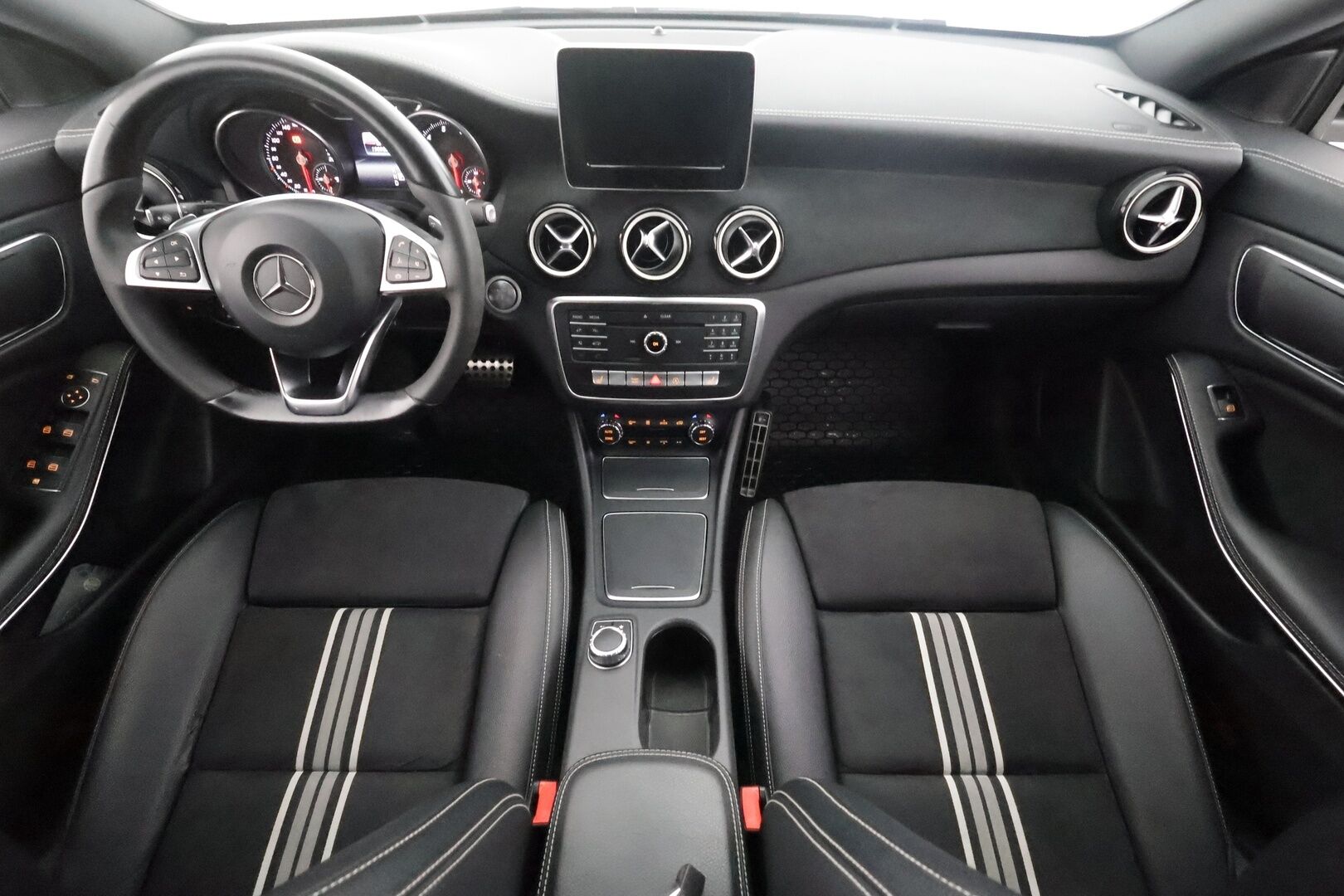 Mercedes-Benz CLA 2017 180 A Shooting Brake White Art Edition AMG - | Vakkari | Lohko | Sporttipenkit | P.Kamera | High Performance LED | Puolinahat | Suomi-auto | Kahdet Renkaat |