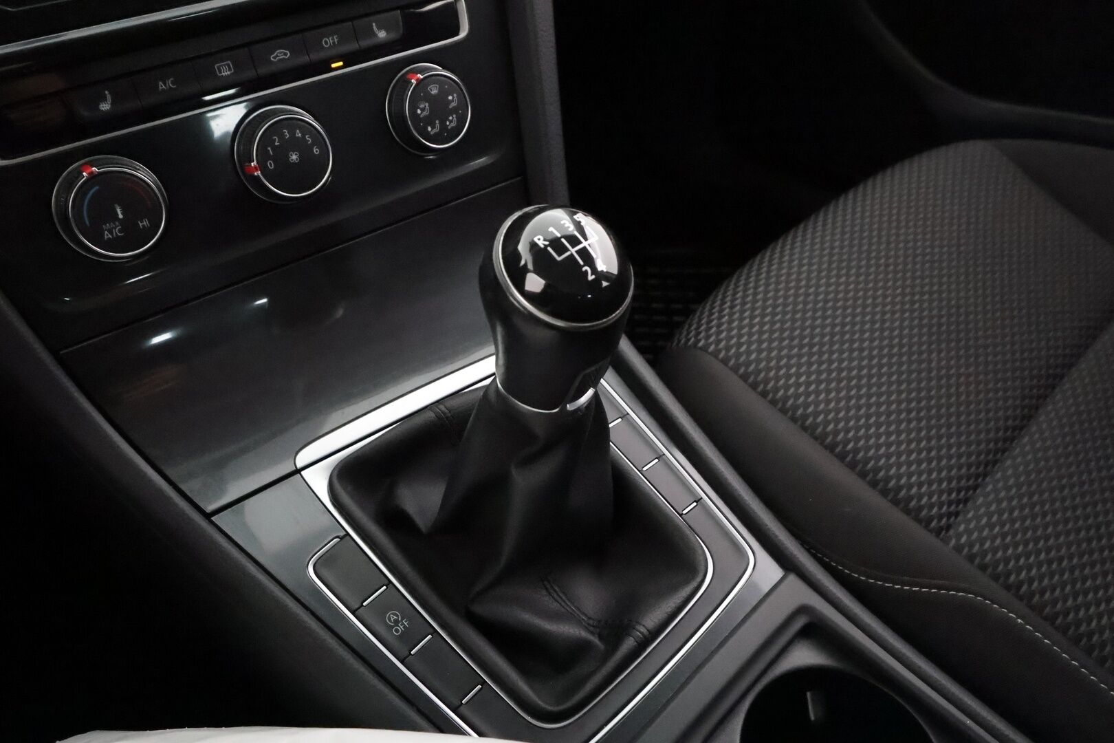Volkswagen Golf 2017 Variant Trendline 1,0 TSI 63 kW (85 hv) - | Koukku | Lohkolämmitin | Vakkari | Bluetooth | Ilmastointi | Penkinlämmittimet | Facelift | Suomi-auto | Kahdet renkaat | 