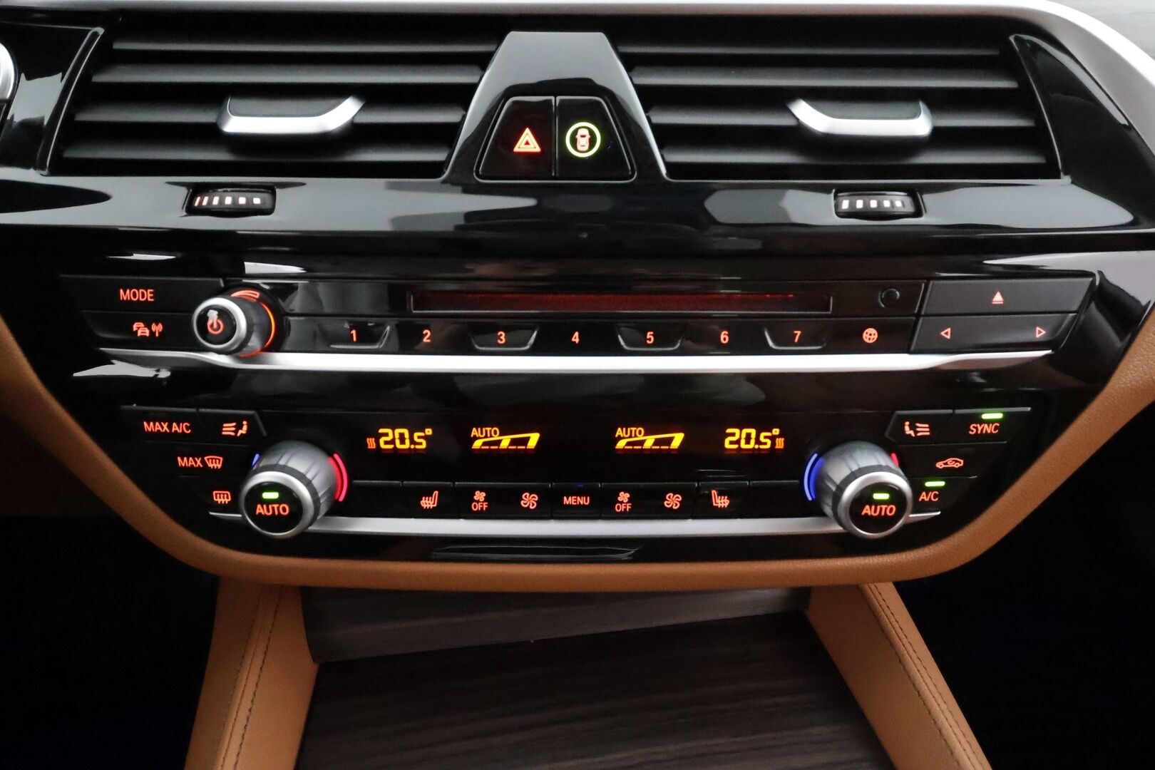 BMW 520 2017 G30 Sedan 520d A xDrive Business Comfort * Vakkari / P.kamera / Webasto / LED / Navi / Ruskeat nahat * - Suomi-auto / Kahdet renkaat aluvanteilla