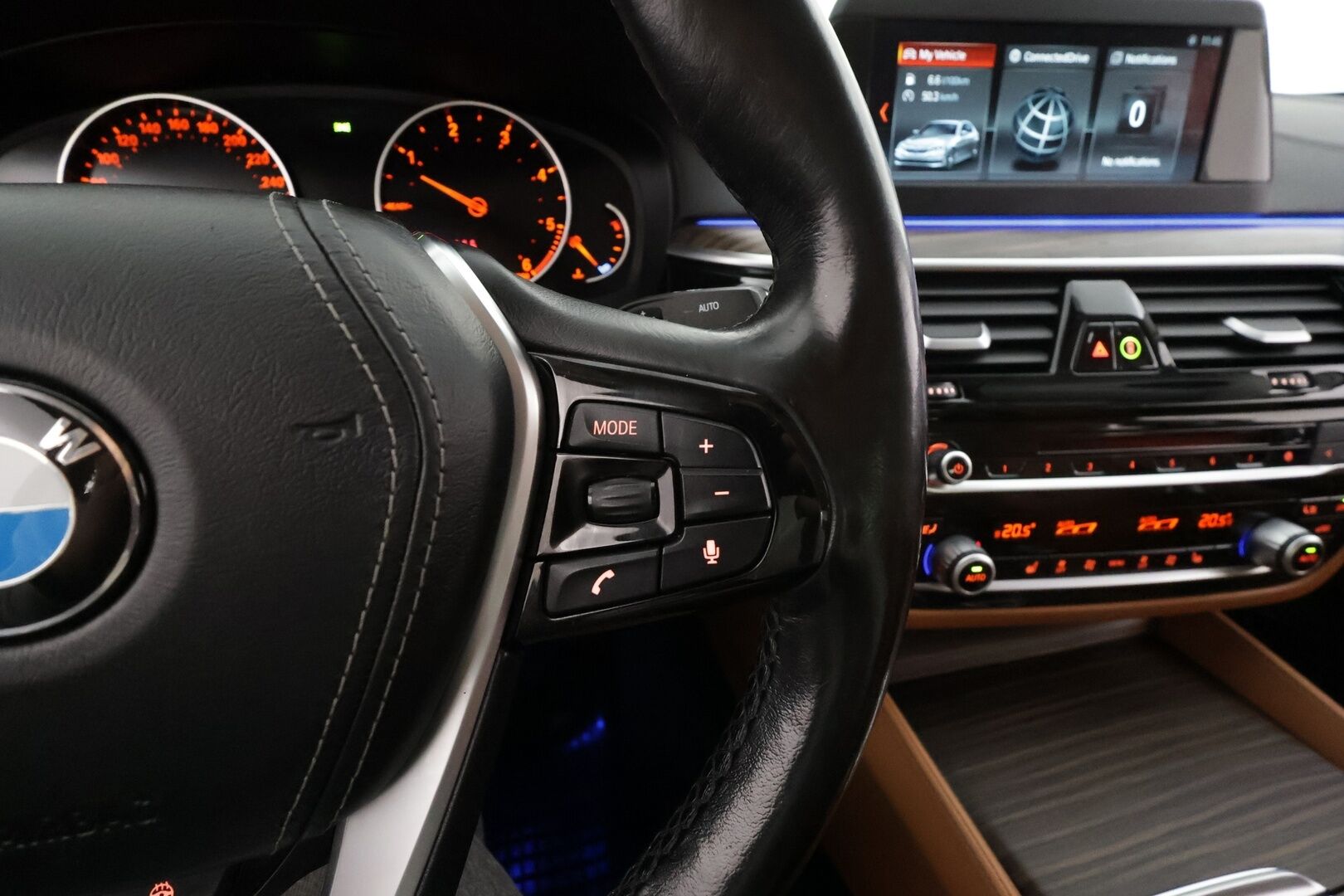 BMW 520 2017 G30 Sedan 520d A xDrive Business Comfort * Vakkari / P.kamera / Webasto / LED / Navi / Ruskeat nahat * - Suomi-auto / Kahdet renkaat aluvanteilla