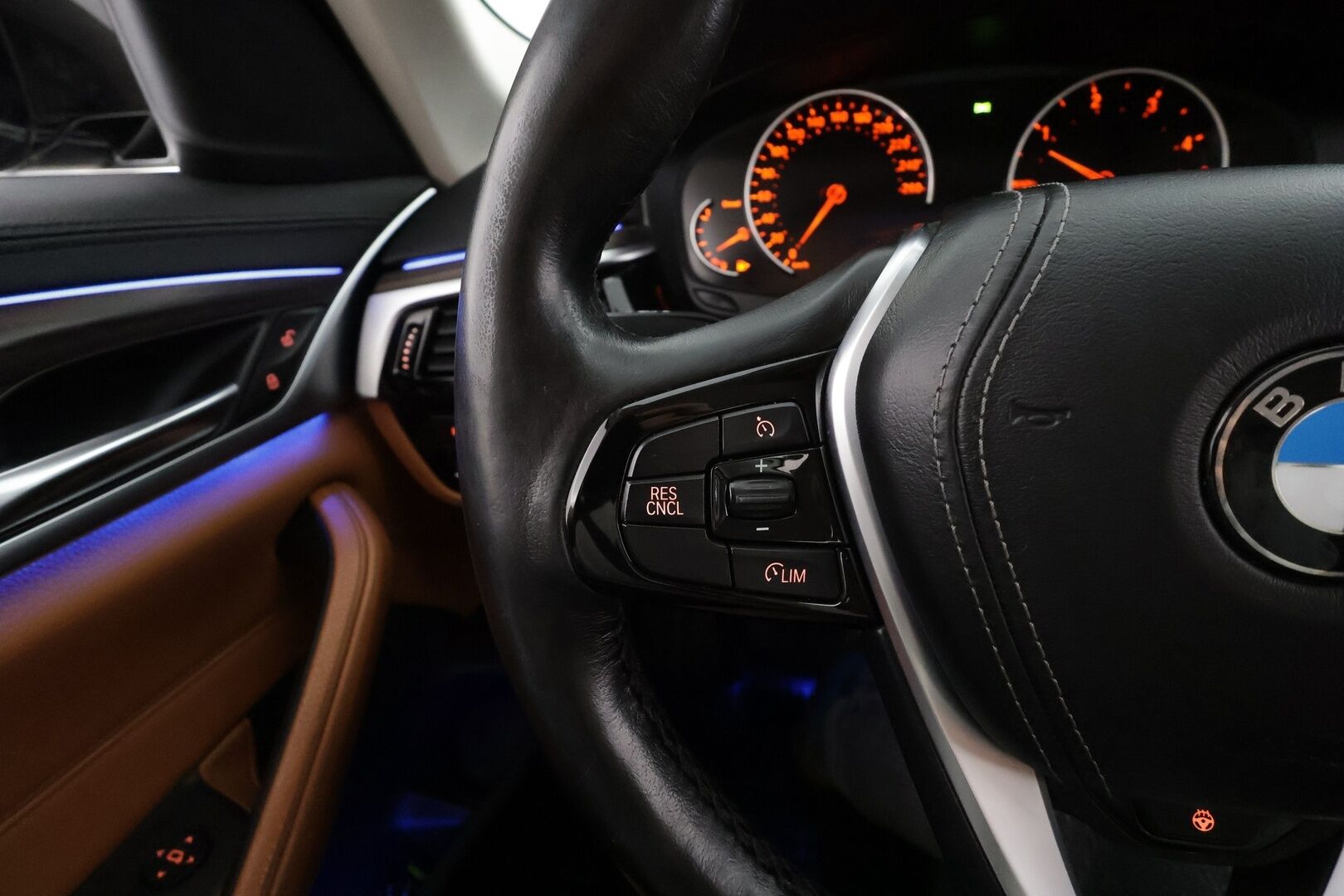 BMW 520 2017 G30 Sedan 520d A xDrive Business Comfort * Vakkari / P.kamera / Webasto / LED / Navi / Ruskeat nahat * - Suomi-auto / Kahdet renkaat aluvanteilla