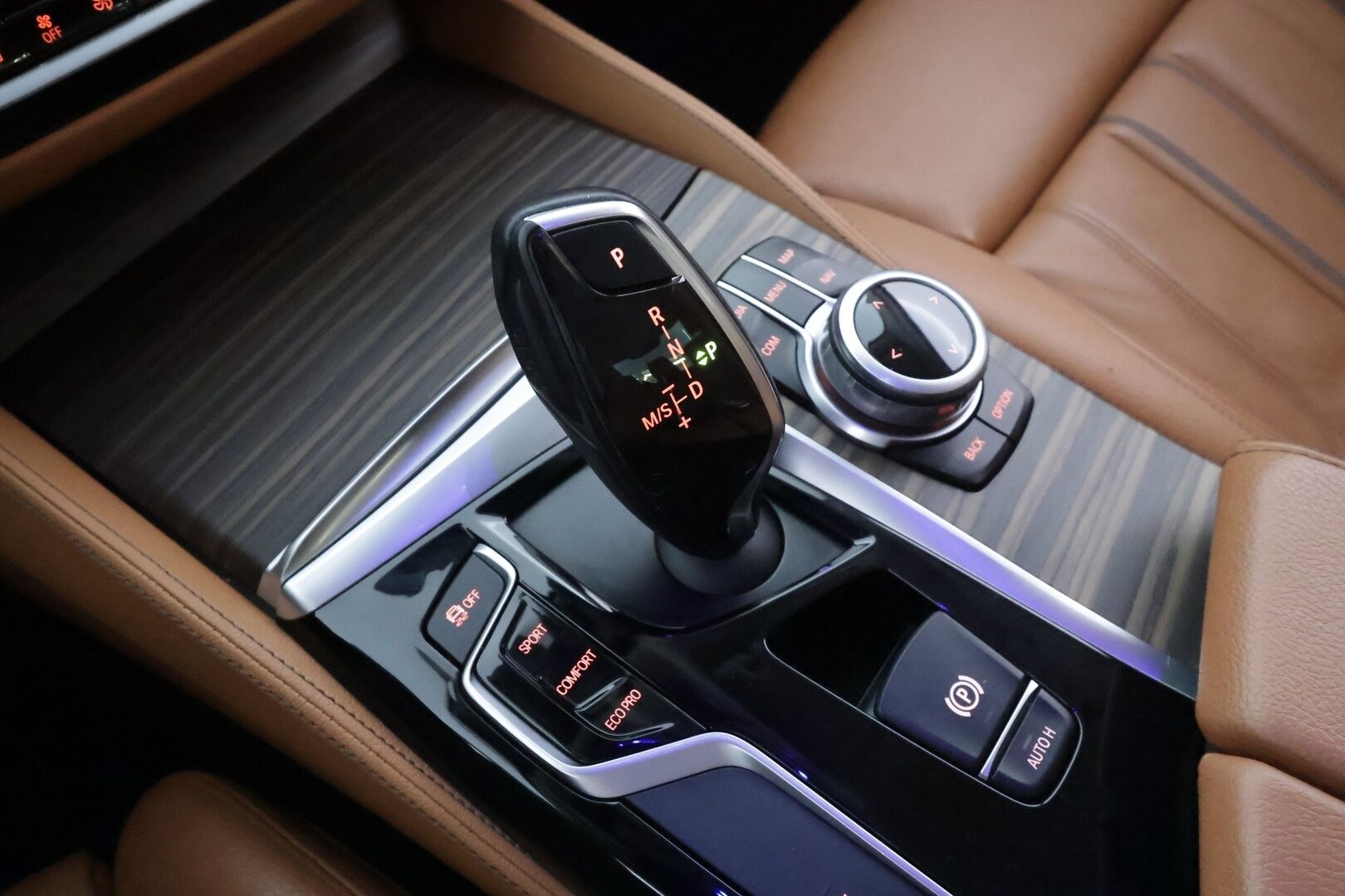 BMW 520 2017 G30 Sedan 520d A xDrive Business Comfort * Vakkari / P.kamera / Webasto / LED / Navi / Ruskeat nahat * - Suomi-auto / Kahdet renkaat aluvanteilla