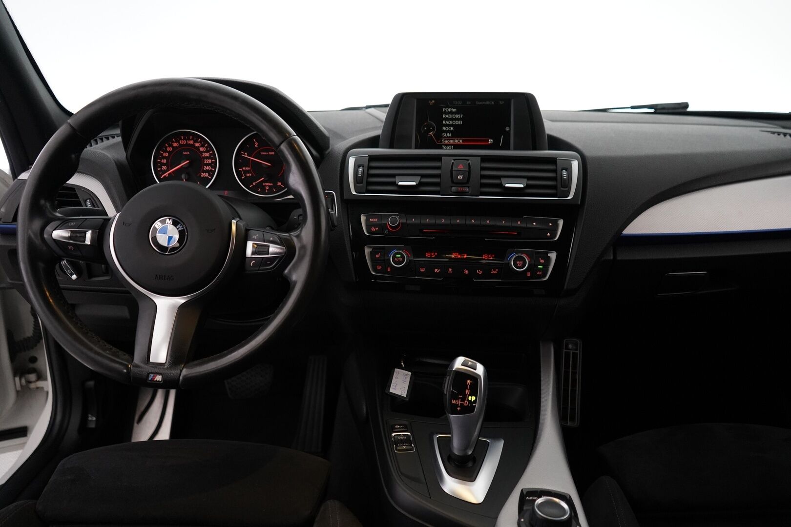 BMW 120 2017 F20 Hatchback A xDrive M Sport * Alcantara-sisusta / HiFit / Vakkari / Koukku / Tutkat * - Suomi-auto / Ei AdBlueta / Kahdet renkaat vanteilla 