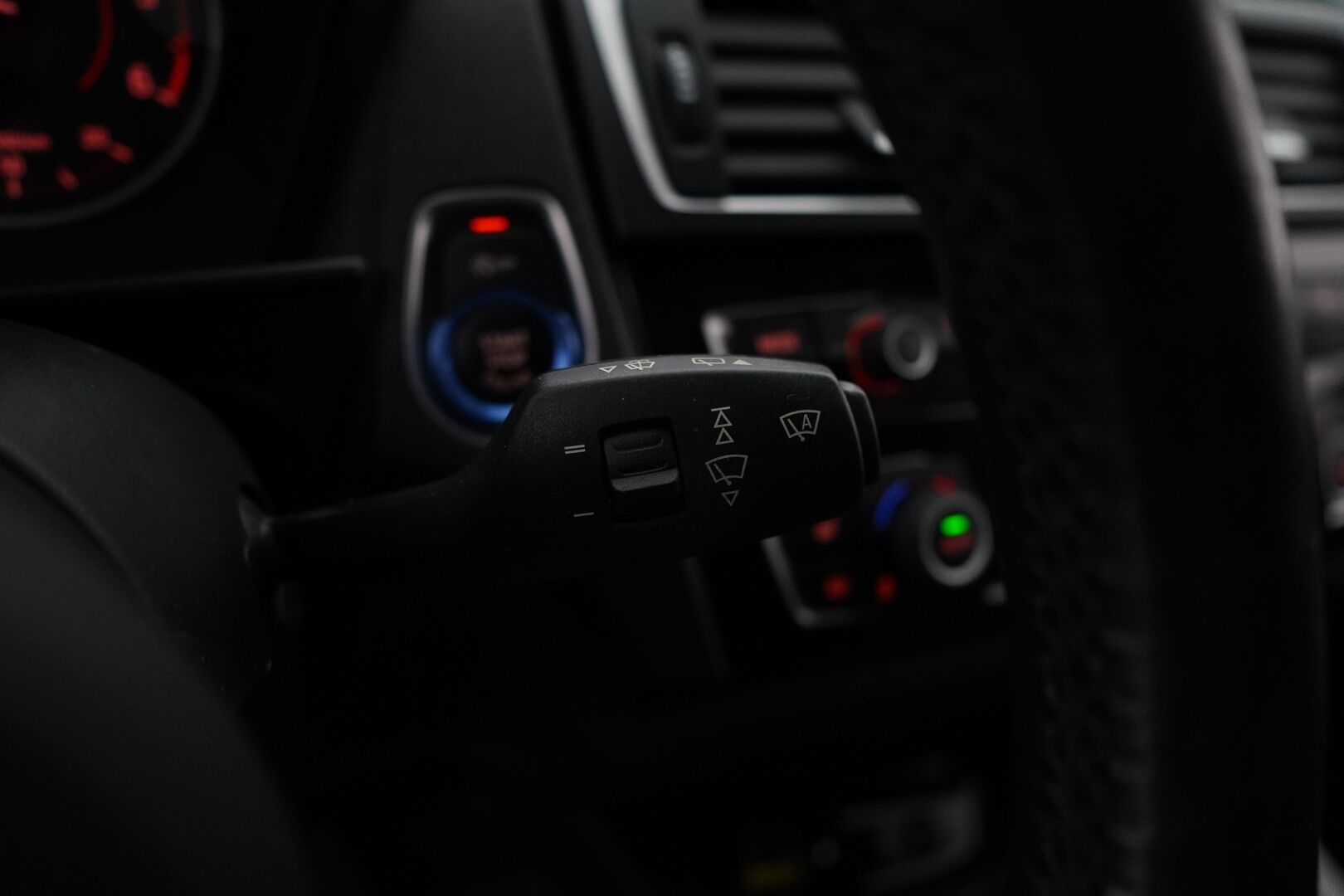 BMW 120 2017 F20 Hatchback A xDrive M Sport * Alcantara-sisusta / HiFit / Vakkari / Koukku / Tutkat * - Suomi-auto / Ei AdBlueta / Kahdet renkaat vanteilla 