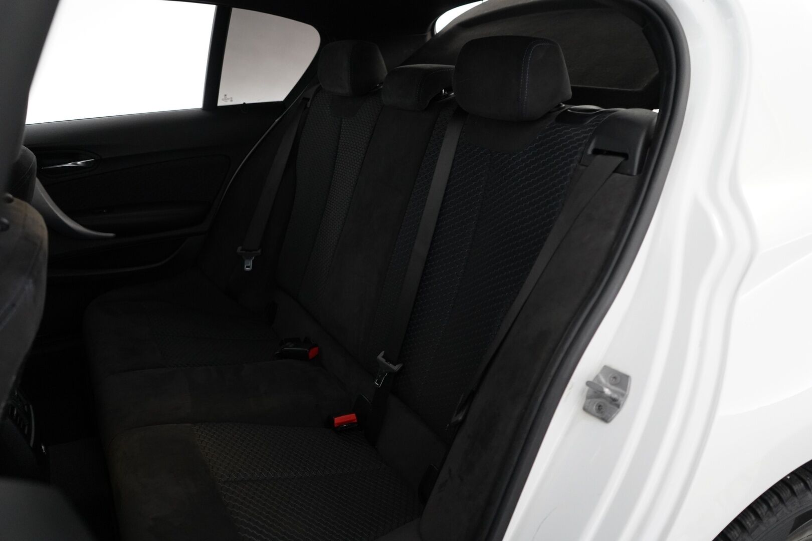 BMW 120 2017 F20 Hatchback A xDrive M Sport * Alcantara-sisusta / HiFit / Vakkari / Koukku / Tutkat * - Suomi-auto / Ei AdBlueta / Kahdet renkaat vanteilla 