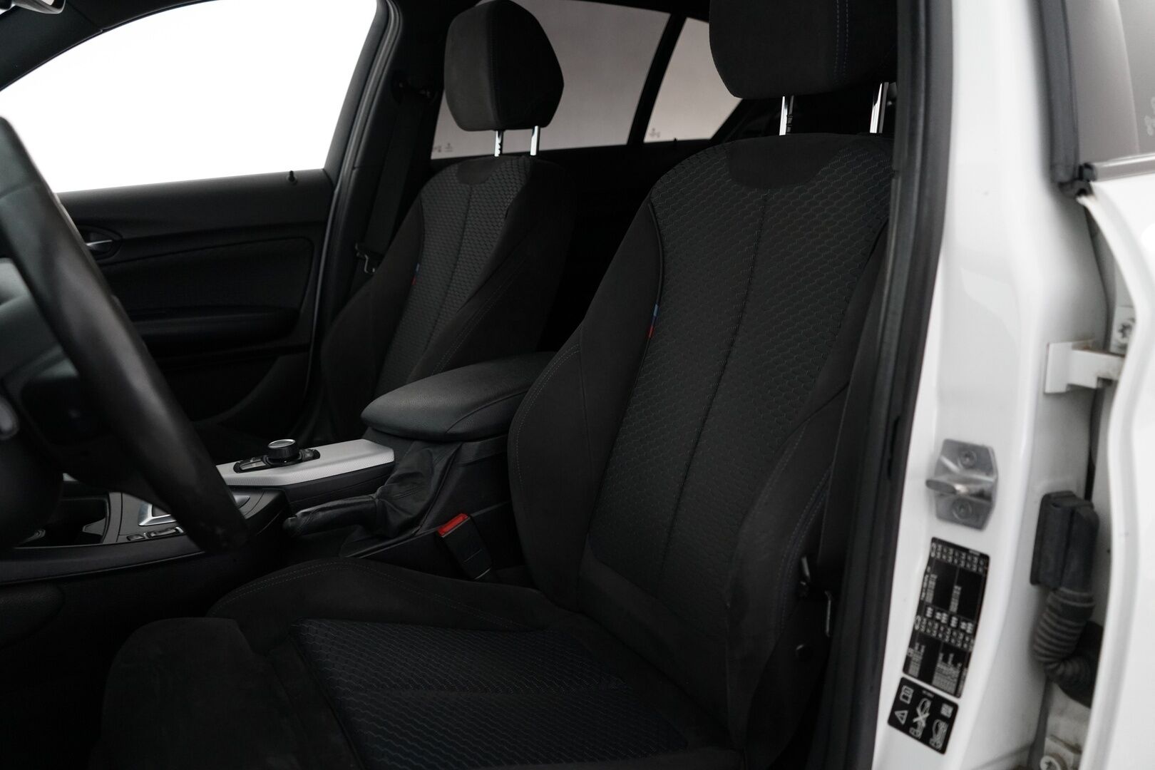 BMW 120 2017 F20 Hatchback A xDrive M Sport * Alcantara-sisusta / HiFit / Vakkari / Koukku / Tutkat * - Suomi-auto / Ei AdBlueta / Kahdet renkaat vanteilla 