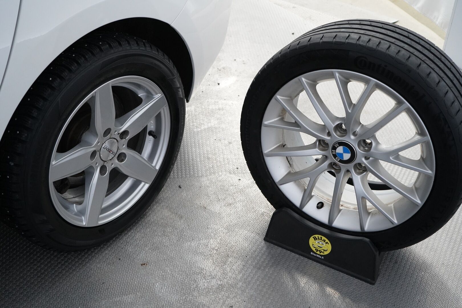 BMW 120 2017 F20 Hatchback A xDrive M Sport * Alcantara-sisusta / HiFit / Vakkari / Koukku / Tutkat * - Suomi-auto / Ei AdBlueta / Kahdet renkaat vanteilla 