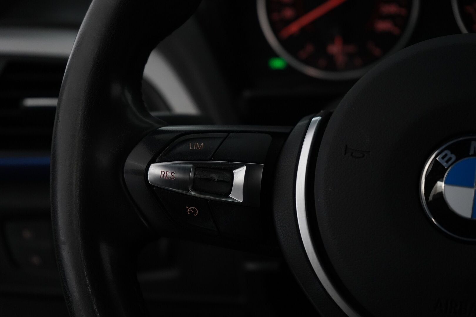 BMW 120 2017 F20 Hatchback A xDrive M Sport * Alcantara-sisusta / HiFit / Vakkari / Koukku / Tutkat * - Suomi-auto / Ei AdBlueta / Kahdet renkaat vanteilla 