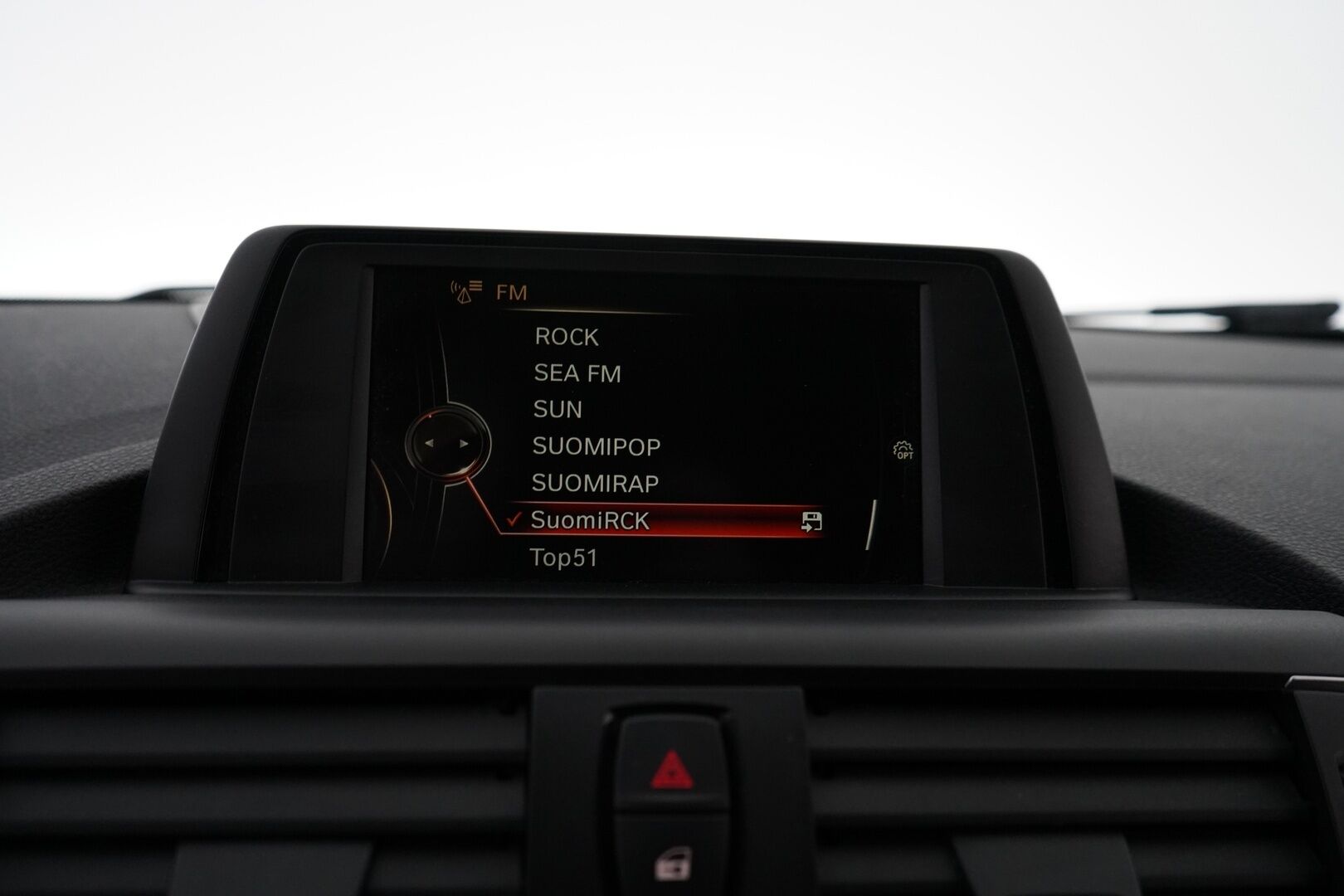 BMW 120 2017 F20 Hatchback A xDrive M Sport * Alcantara-sisusta / HiFit / Vakkari / Koukku / Tutkat * - Suomi-auto / Ei AdBlueta / Kahdet renkaat vanteilla 