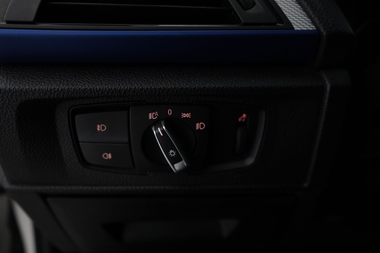 BMW 120 2017 F20 Hatchback A xDrive M Sport * Alcantara-sisusta / HiFit / Vakkari / Koukku / Tutkat * - Suomi-auto / Ei AdBlueta / Kahdet renkaat vanteilla 