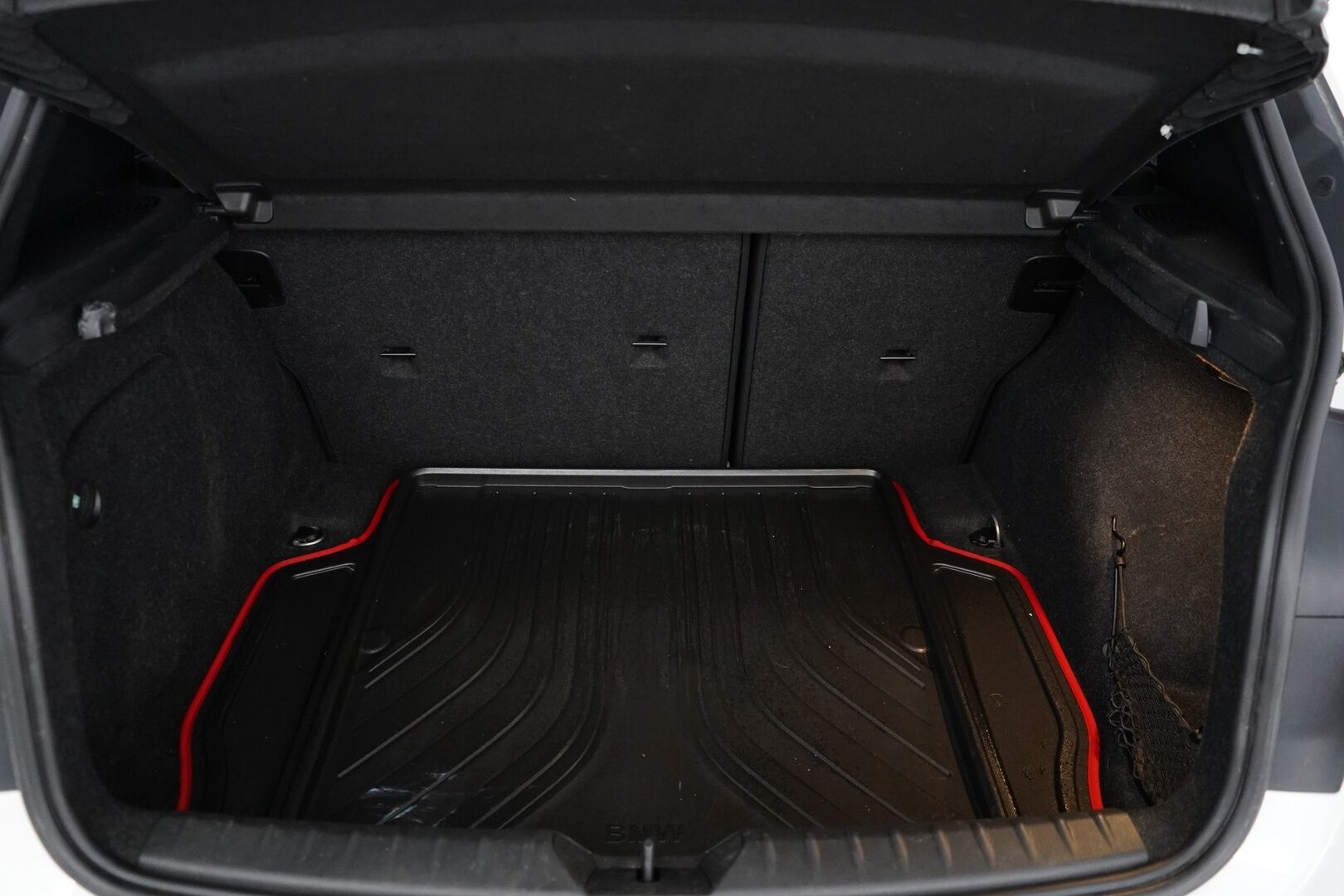 BMW 120 2017 F20 Hatchback A xDrive M Sport * Alcantara-sisusta / HiFit / Vakkari / Koukku / Tutkat * - Suomi-auto / Ei AdBlueta / Kahdet renkaat vanteilla 