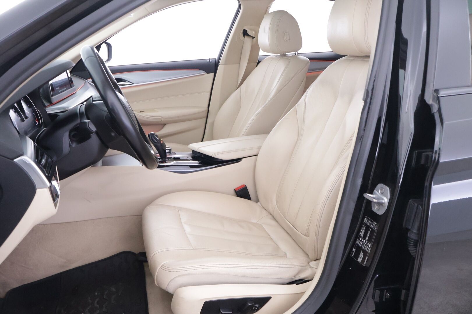 BMW 520 2017 G30 Sedan 520d A ED Business *Vaalea nahkasisusta / Kattoluukku / Ambient* - *Vähä ruokainen / M-sport look / Näyttävä*