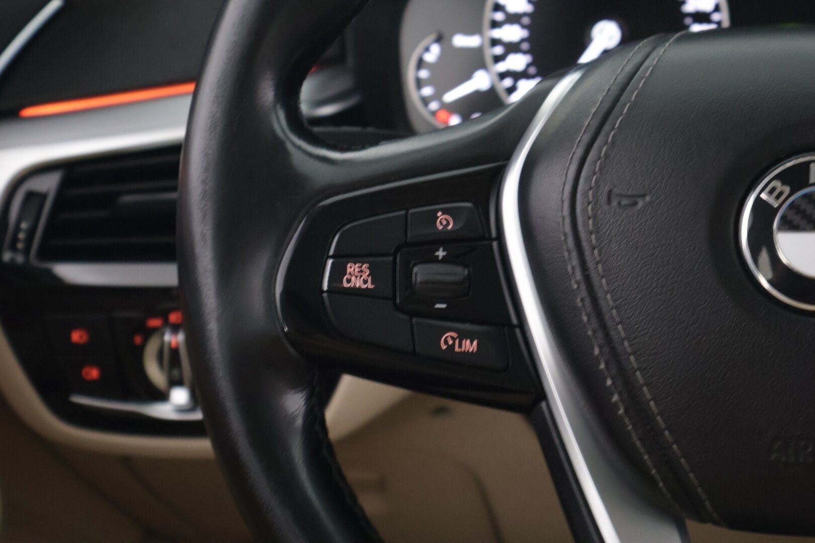 BMW 520 2017 G30 Sedan 520d A ED Business *Vaalea nahkasisusta / Kattoluukku / Ambient* - *Vähä ruokainen / M-sport look / Näyttävä*