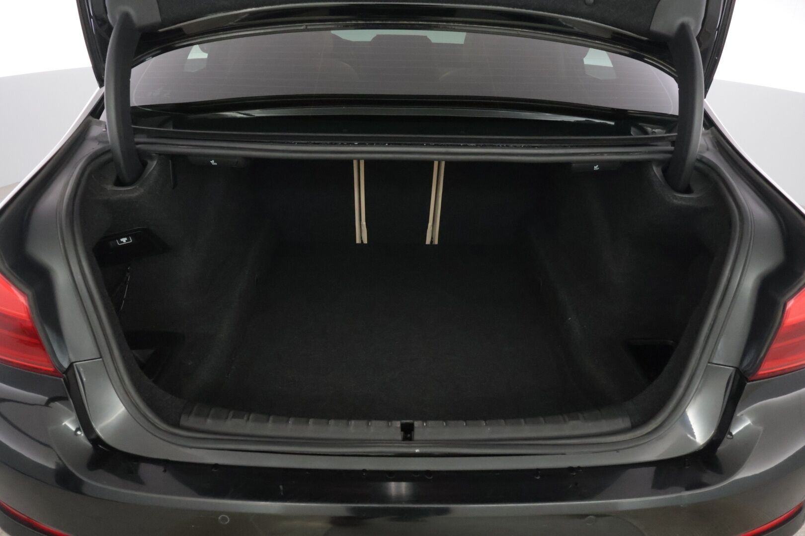 BMW 520 2017 G30 Sedan 520d A ED Business *Vaalea nahkasisusta / Kattoluukku / Ambient* - *Vähä ruokainen / M-sport look / Näyttävä*