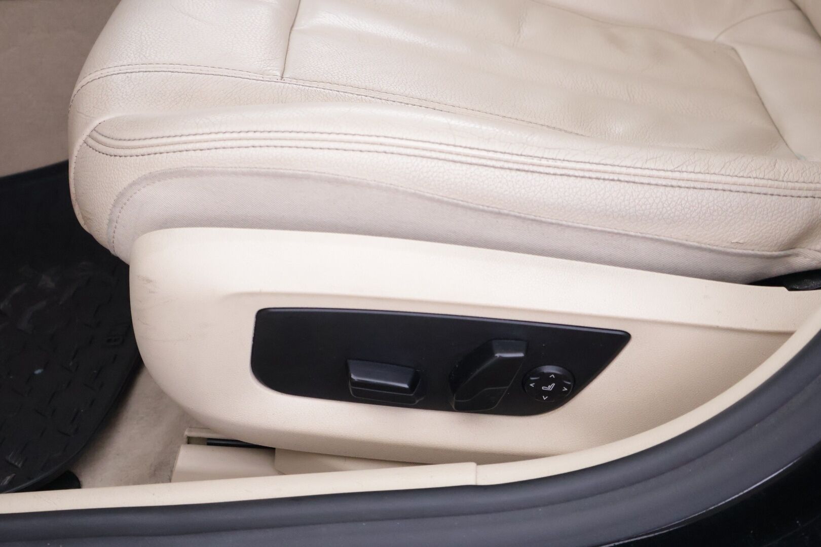 BMW 520 2017 G30 Sedan 520d A ED Business *Vaalea nahkasisusta / Kattoluukku / Ambient* - *Vähä ruokainen / M-sport look / Näyttävä*