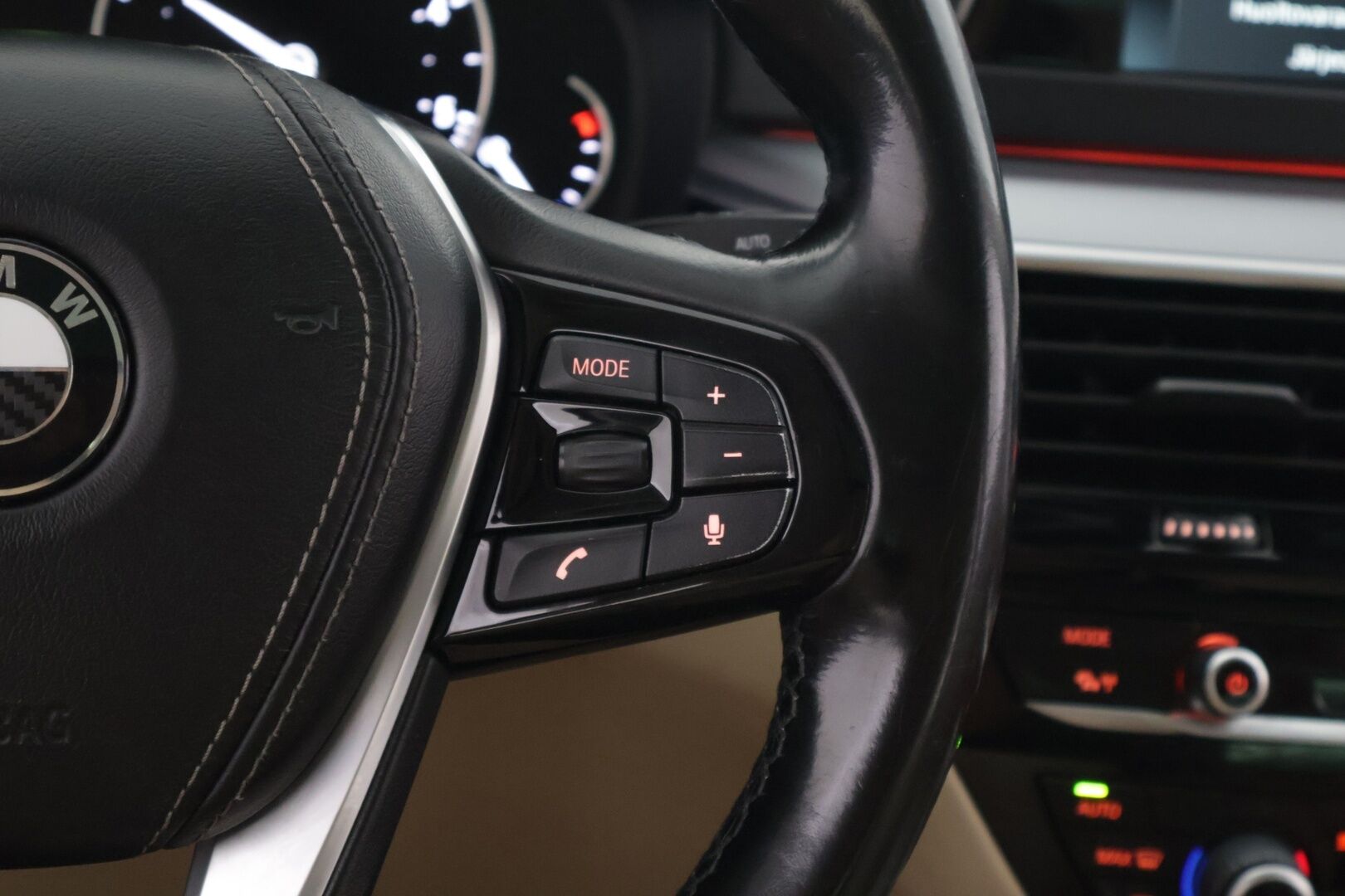 BMW 520 2017 G30 Sedan 520d A ED Business *Vaalea nahkasisusta / Kattoluukku / Ambient* - *Vähä ruokainen / M-sport look / Näyttävä*