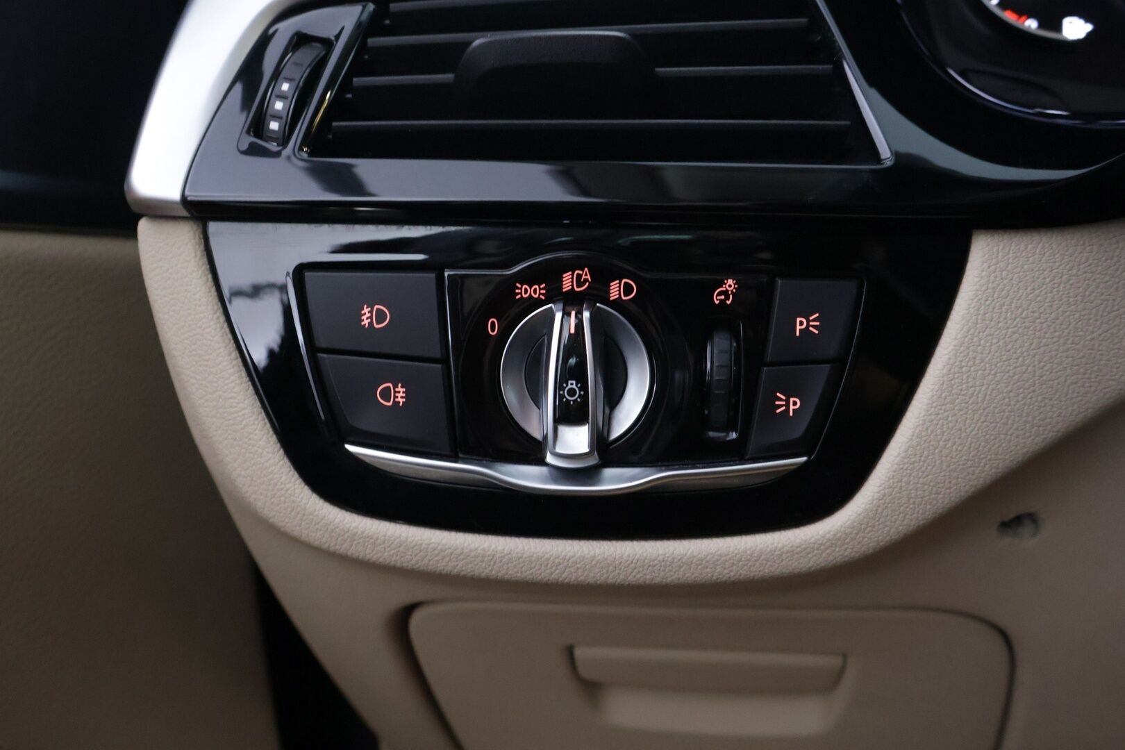 BMW 520 2017 G30 Sedan 520d A ED Business *Vaalea nahkasisusta / Kattoluukku / Ambient* - *Vähä ruokainen / M-sport look / Näyttävä*