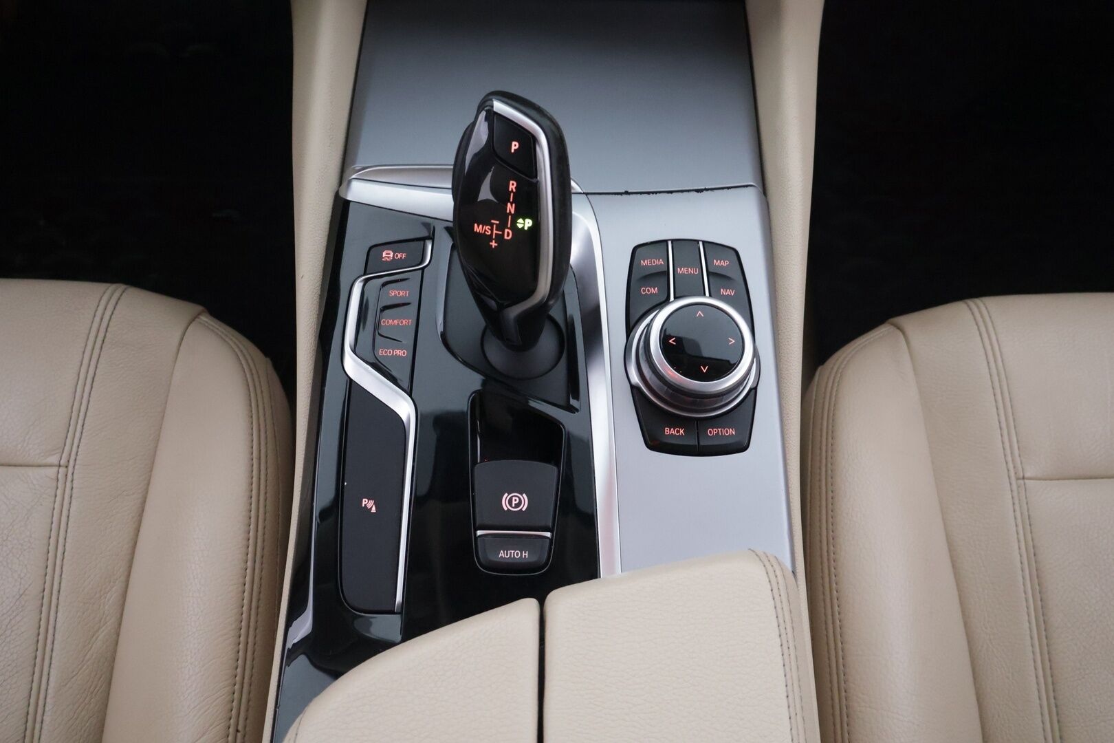 BMW 520 2017 G30 Sedan 520d A ED Business *Vaalea nahkasisusta / Kattoluukku / Ambient* - *Vähä ruokainen / M-sport look / Näyttävä* 
