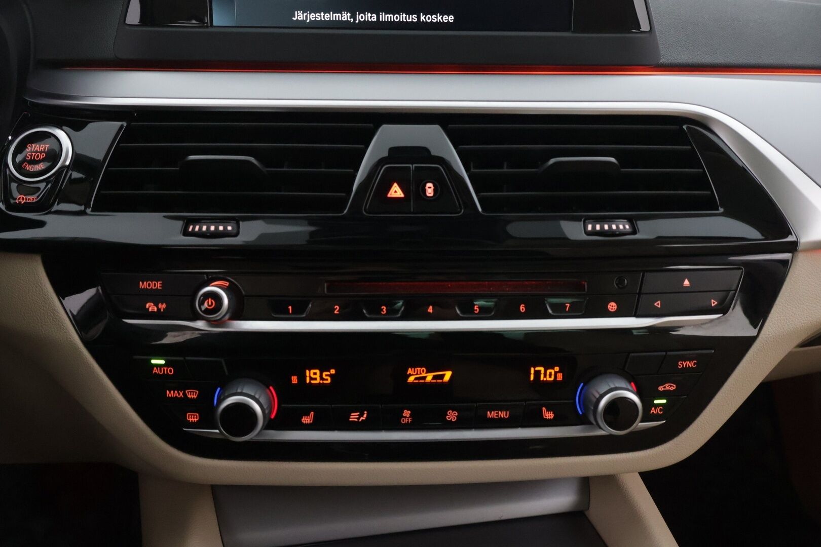 BMW 520 2017 G30 Sedan 520d A ED Business *Vaalea nahkasisusta / Kattoluukku / Ambient* - *Vähä ruokainen / M-sport look / Näyttävä*