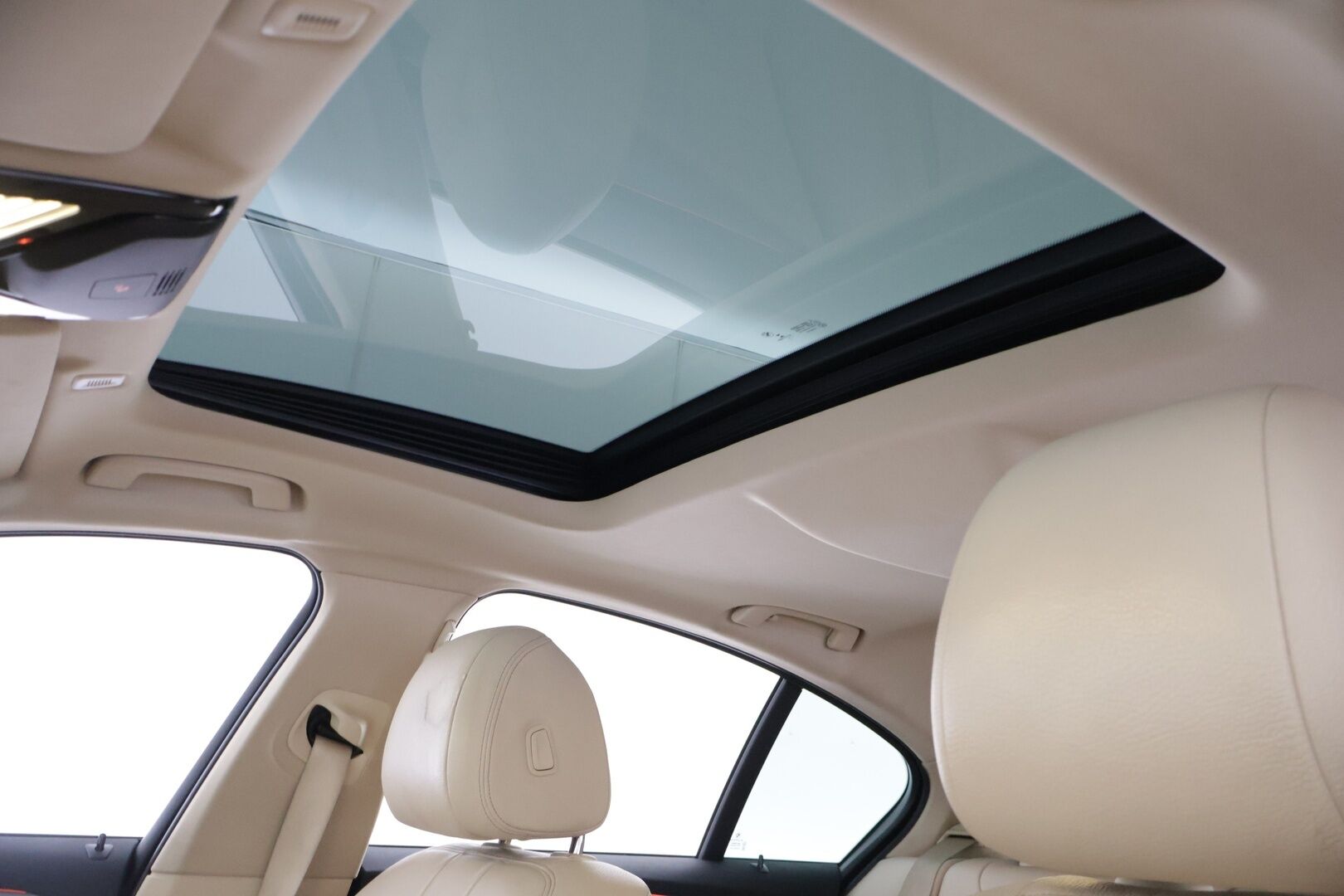 BMW 520 2017 G30 Sedan 520d A ED Business *Vaalea nahkasisusta / Kattoluukku / Ambient* - *Vähä ruokainen / M-sport look / Näyttävä*