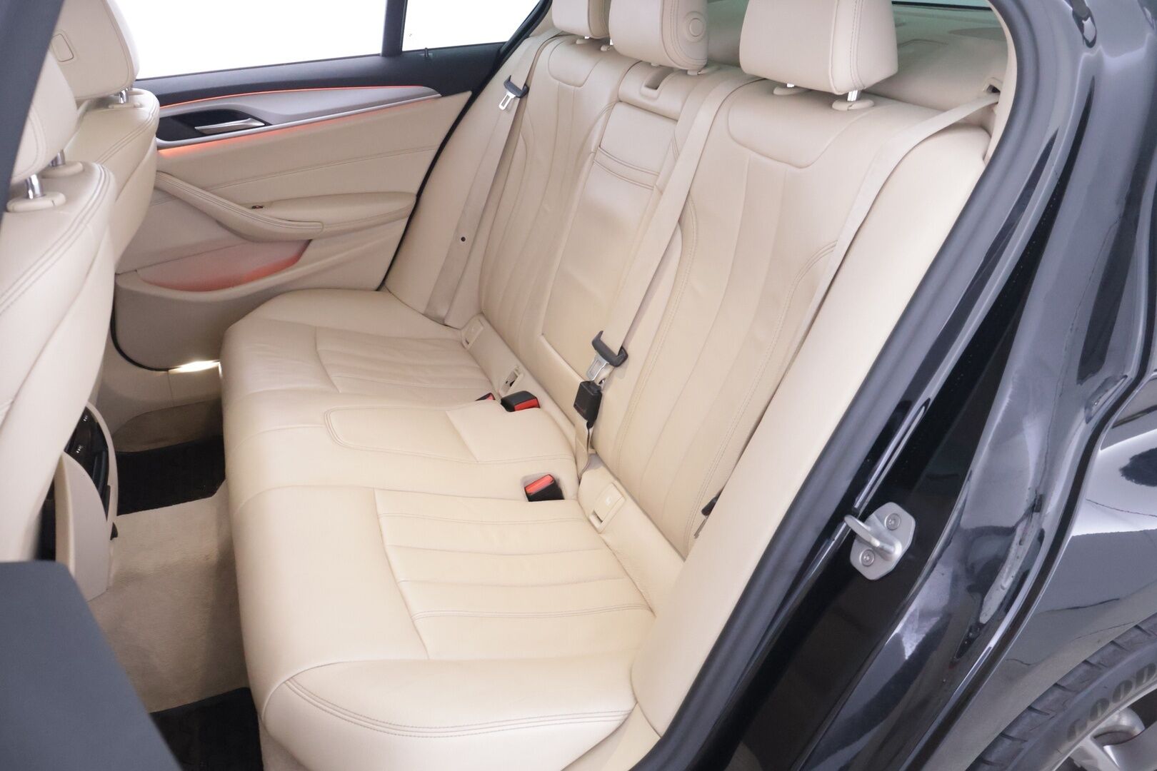 BMW 520 2017 G30 Sedan 520d A ED Business *Vaalea nahkasisusta / Kattoluukku / Ambient* - *Vähä ruokainen / M-sport look / Näyttävä*