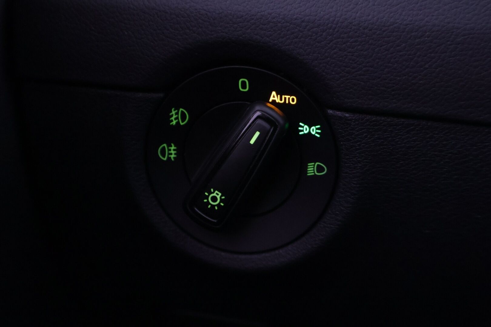 Skoda OCTAVIA 2018 1,4 TSI Style *Vakionopeudensäädin / Webasto / Tutkat edessä ja takana / Läm. Tuulilasi / Vetokoukku* - *Hyvä huoltohistoria / 2x Renkaat & Vanteet / Jakohihna vaihdettu*