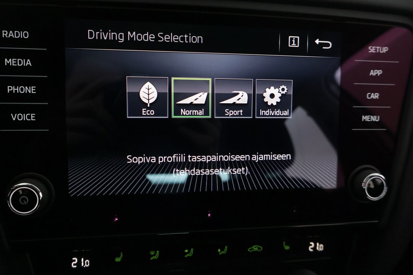 Skoda OCTAVIA 2018 1,4 TSI Style *Vakionopeudensäädin / Webasto / Tutkat edessä ja takana / Läm. Tuulilasi / Vetokoukku* - *Hyvä huoltohistoria / 2x Renkaat & Vanteet / Jakohihna vaihdettu*