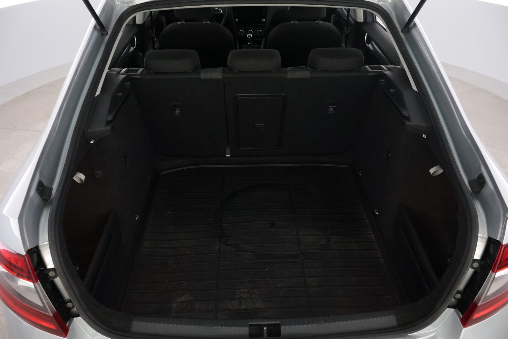 Skoda Octavia 2017 1,4 TSI Style *Vakionopeudensäädin / Webasto / Tutkat edessä ja takana / Läm. Tuulilasi / Vetokoukku* - *Hyvä huoltohistoria / 2x Renkaat & Vanteet / Jakohihna vaihdettu*