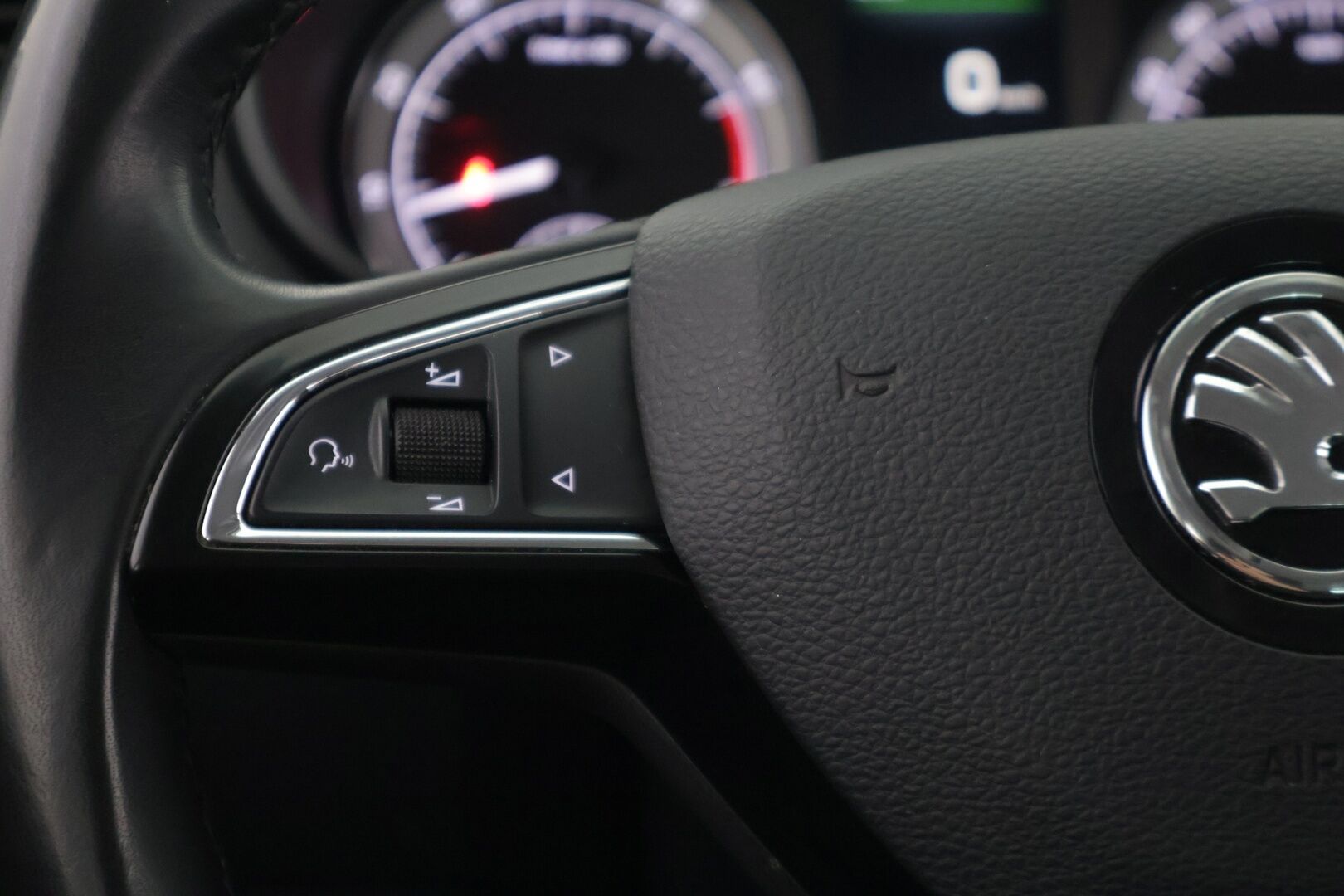 Skoda OCTAVIA 2018 1,4 TSI Style *Vakionopeudensäädin / Webasto / Tutkat edessä ja takana / Läm. Tuulilasi / Vetokoukku* - *Hyvä huoltohistoria / 2x Renkaat & Vanteet / Jakohihna vaihdettu*