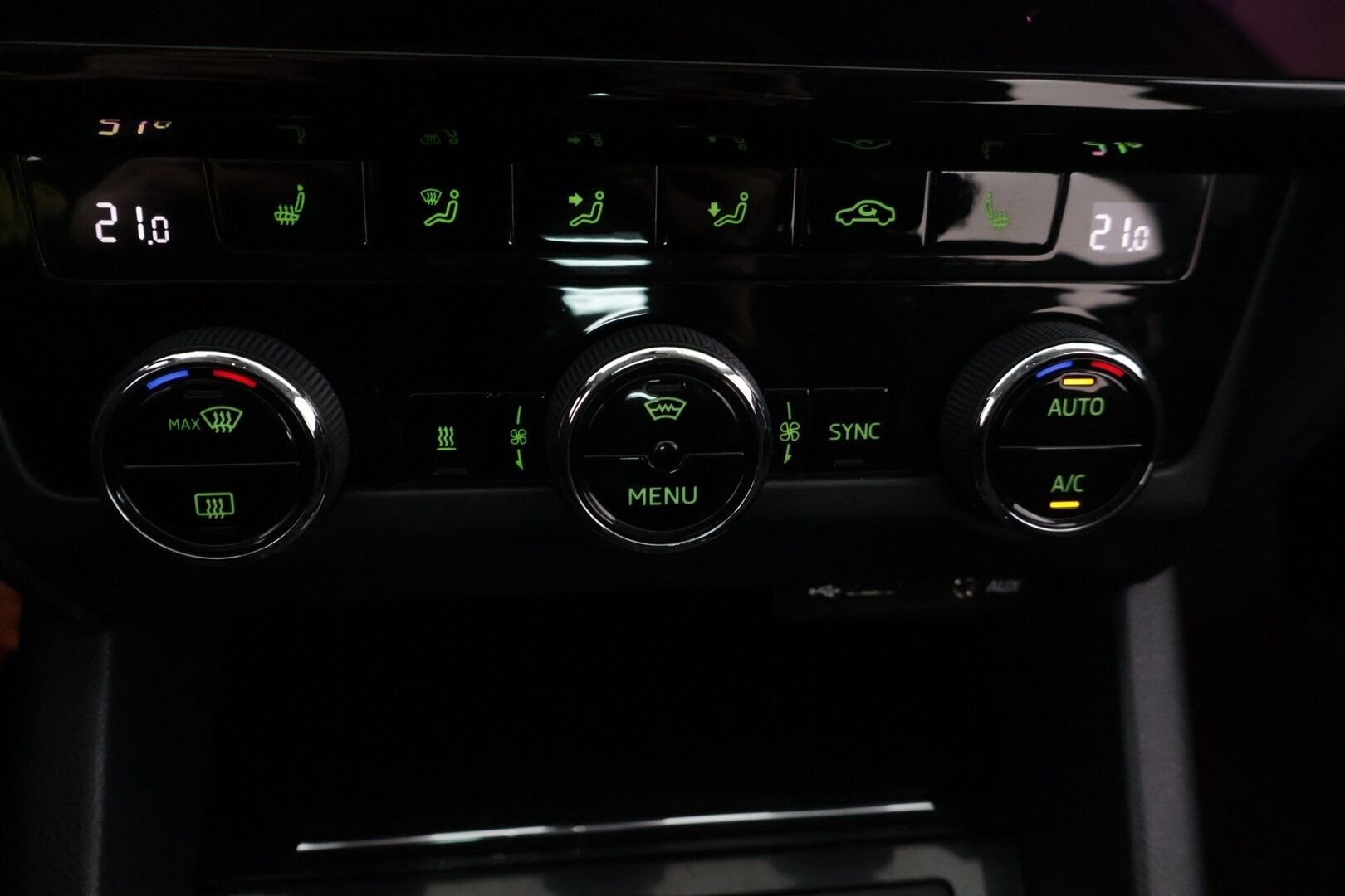 Skoda OCTAVIA 2018 1,4 TSI Style *Vakionopeudensäädin / Webasto / Tutkat edessä ja takana / Läm. Tuulilasi / Vetokoukku* - *Hyvä huoltohistoria / 2x Renkaat & Vanteet / Jakohihna vaihdettu*