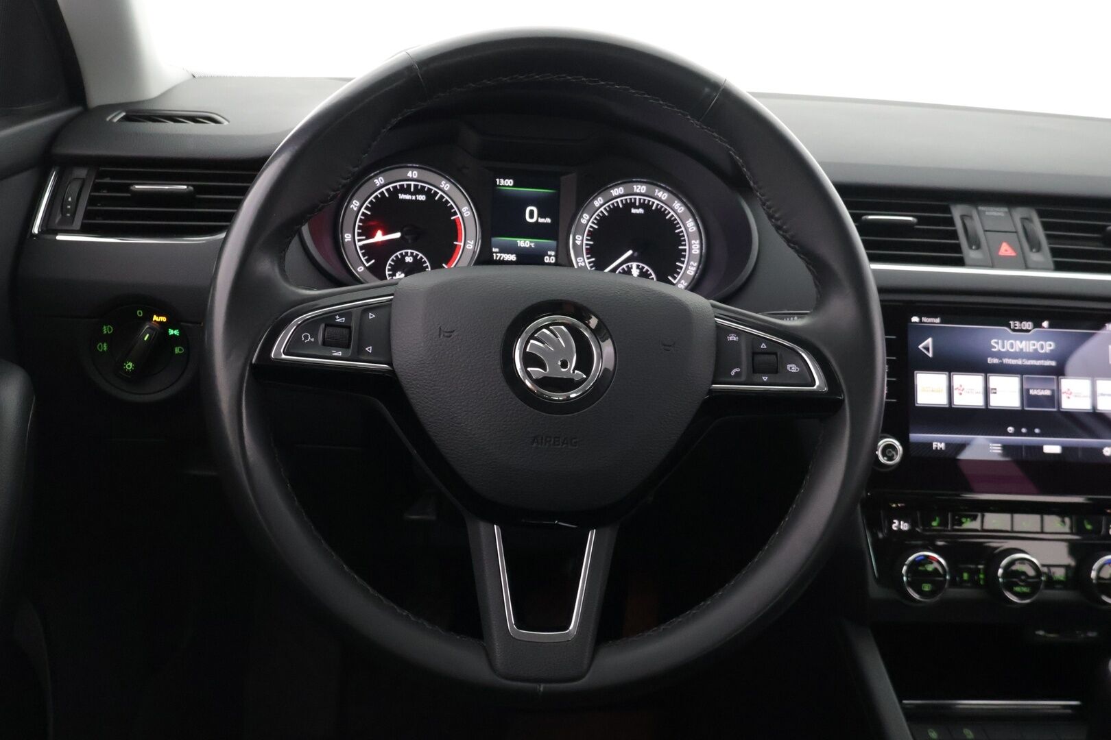 Skoda OCTAVIA 2018 1,4 TSI Style *Vakionopeudensäädin / Webasto / Tutkat edessä ja takana / Läm. Tuulilasi / Vetokoukku* - *Hyvä huoltohistoria / 2x Renkaat & Vanteet / Jakohihna vaihdettu*
