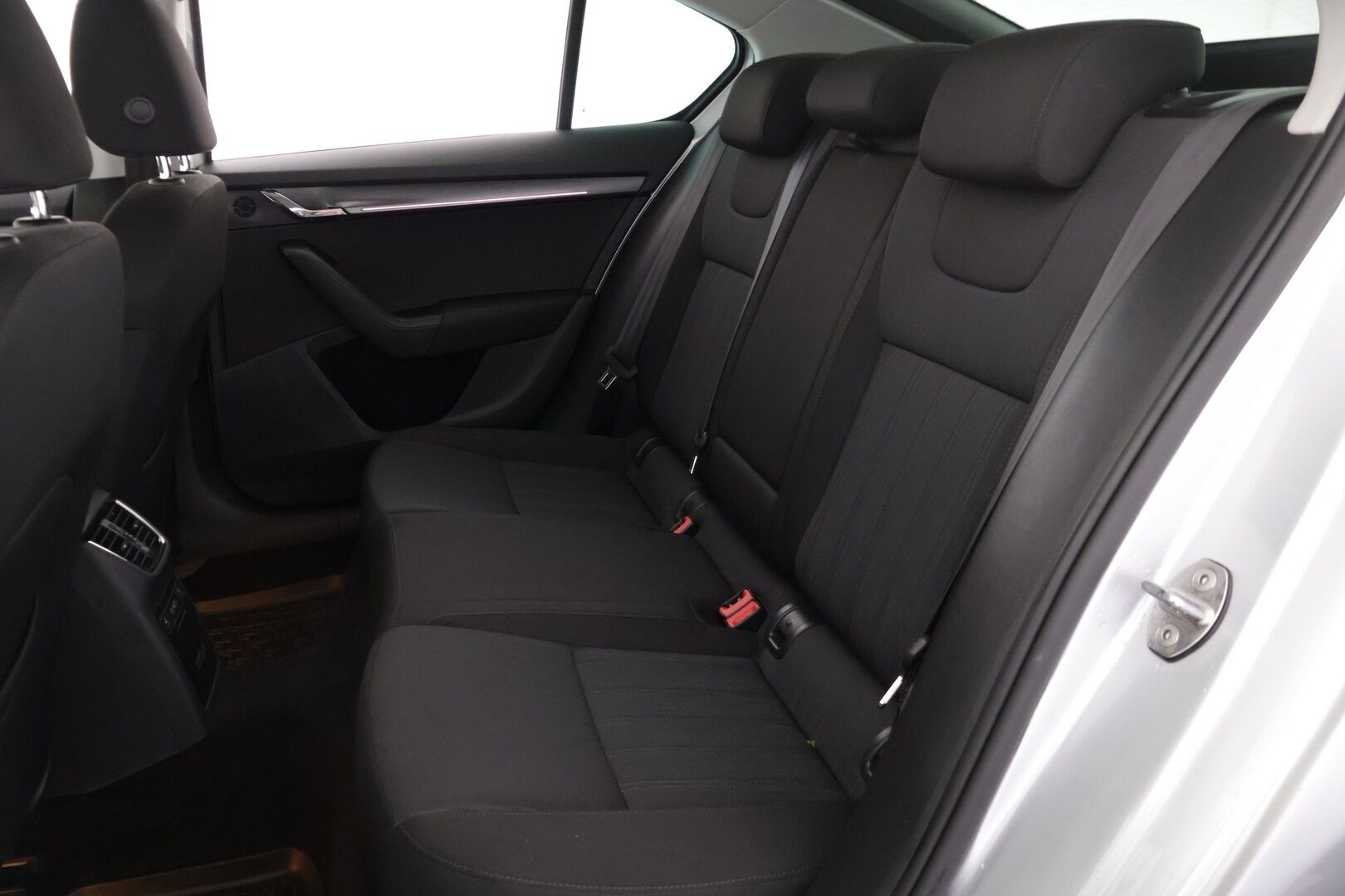 Skoda OCTAVIA 2018 1,4 TSI Style *Vakionopeudensäädin / Webasto / Tutkat edessä ja takana / Läm. Tuulilasi / Vetokoukku* - *Hyvä huoltohistoria / 2x Renkaat & Vanteet / Jakohihna vaihdettu*