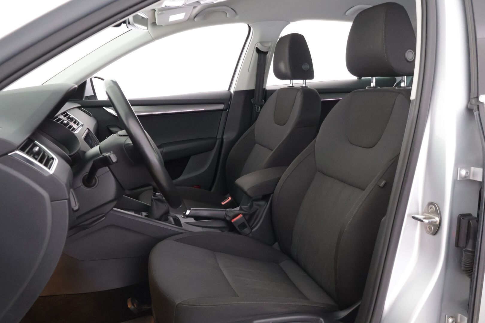 Skoda OCTAVIA 2018 1,4 TSI Style *Vakionopeudensäädin / Webasto / Tutkat edessä ja takana / Läm. Tuulilasi / Vetokoukku* - *Hyvä huoltohistoria / 2x Renkaat & Vanteet / Jakohihna vaihdettu*