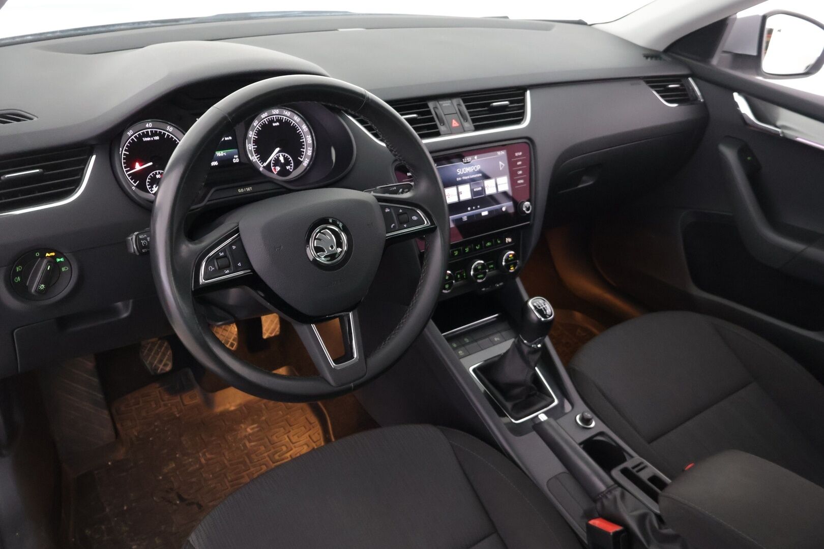 Skoda OCTAVIA 2018 1,4 TSI Style *Vakionopeudensäädin / Webasto / Tutkat edessä ja takana / Läm. Tuulilasi / Vetokoukku* - *Hyvä huoltohistoria / 2x Renkaat & Vanteet / Jakohihna vaihdettu*